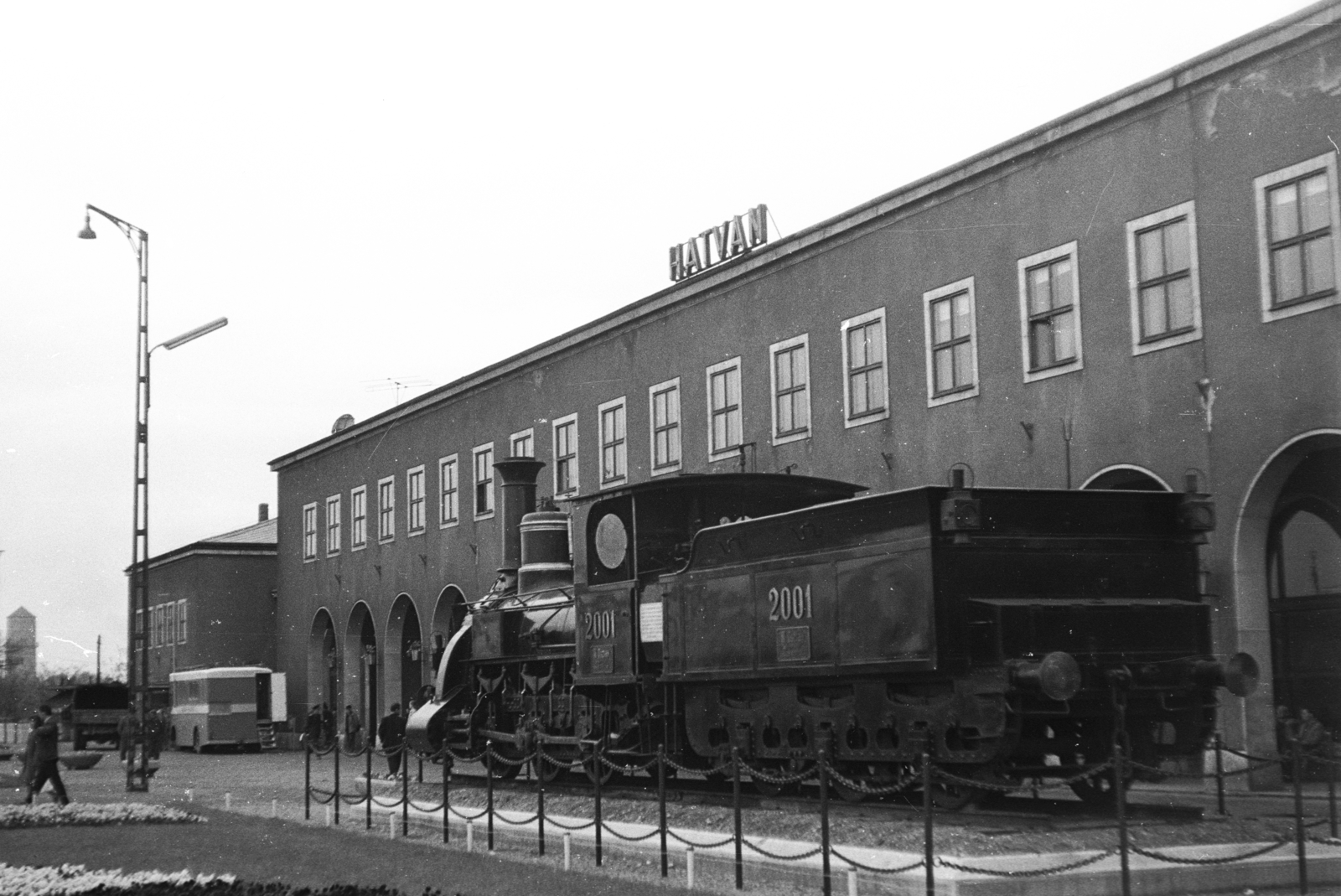 Hungary, Hatvan, vasútállomás., 1969, Krantz Károly, steam locomotive, railway, British brand, train station, broadcast van, locomotive statue, place-name signs, Bedford-brand, Béla Zoltán Nagy-design, Vilmos Félix-design, Fortepan #60659