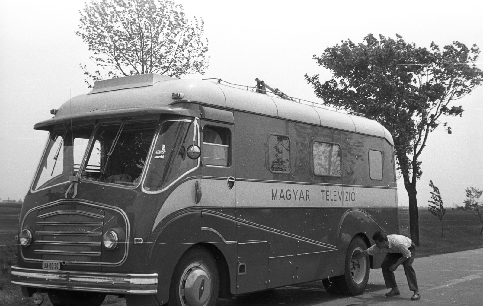 Hungary, az MTV közvetítőkocsija, Morris FE típusú kisbusz., 1964, Krantz Károly, TV, number plate, Morris-brand, Hungarian TV, broadcast van, broadcasting, Fortepan #60661