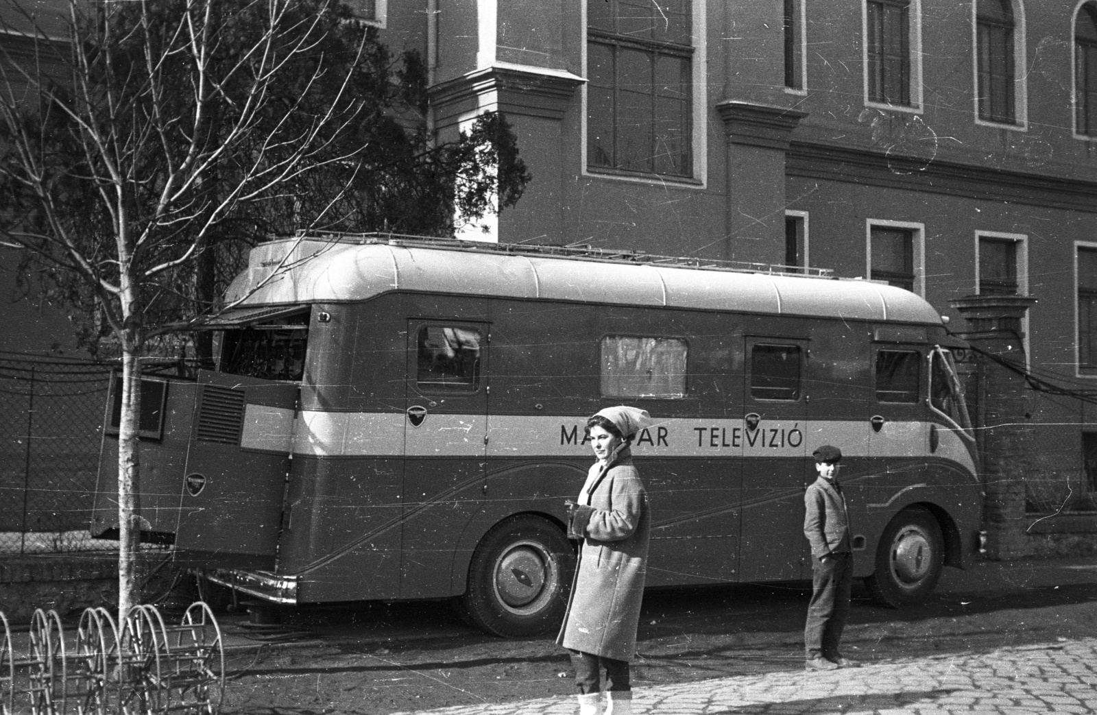 Hungary, Mohács, Széchenyi tér. Az MTV közvetítőkocsija, Morris FE típusú kisbusz., 1964, Krantz Károly, Morris-brand, Hungarian TV, broadcast van, broadcasting, Fortepan #60668