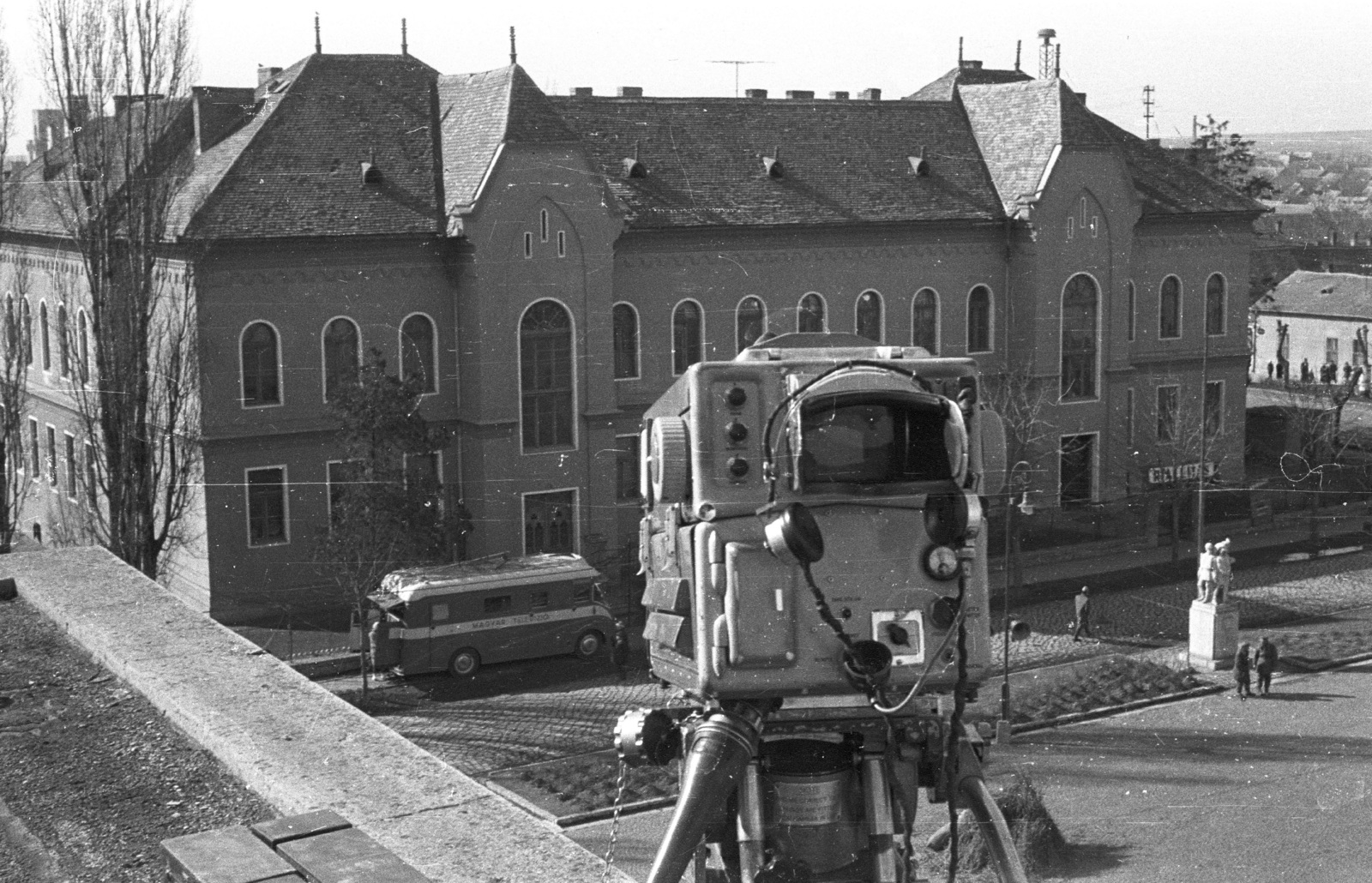 Magyarország, Mohács, Széchenyi tér, az MTV kamerája a Fogadalmi templom kupolája mellett., 1964, Krantz Károly, Morris-márka, Magyar Televízió, közvetítőkocsi, tévékamera, televíziózás, Pye-márka, Fortepan #60671