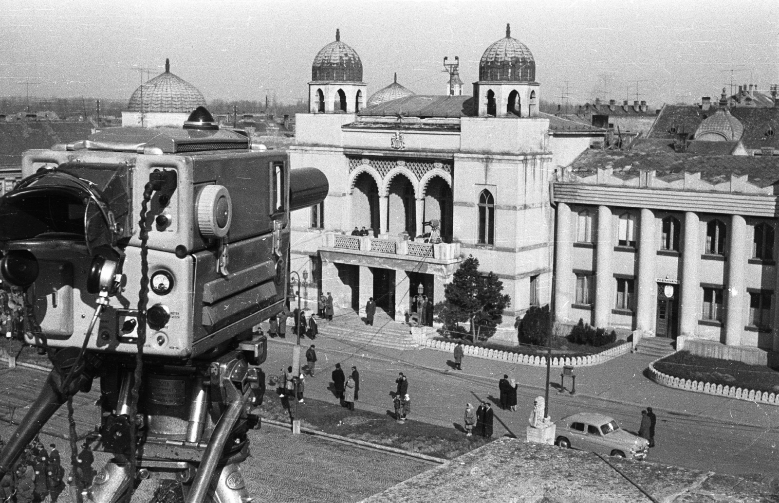 Hungary, Mohács, Széchenyi tér, Városháza. Az MTV kamerája a Fogadalmi templom kupolája mellett., 1964, Krantz Károly, public building, Hungarian TV, television camera, broadcasting, Aladár Árkay-design, Pye-brand, Fortepan #60672