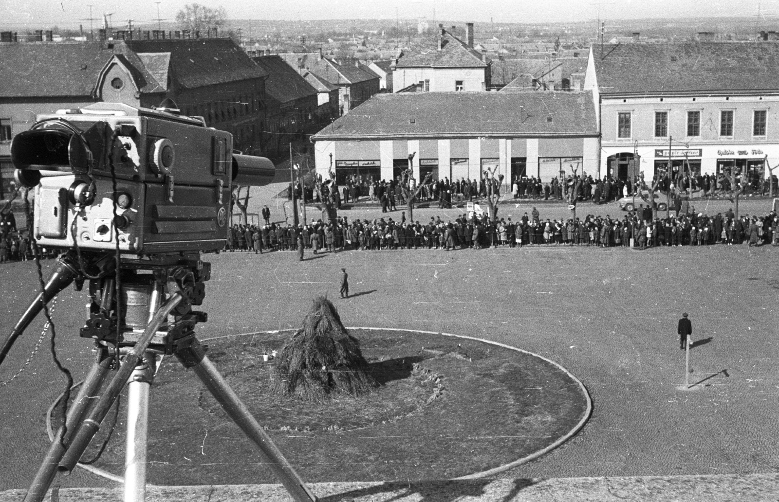 Hungary, Mohács, Széchenyi tér. Az MTV kamerája a Fogadalmi templom kupolája mellett., 1964, Krantz Károly, Busó-walking, Hungarian TV, television camera, broadcasting, Pye-brand, Fortepan #60673