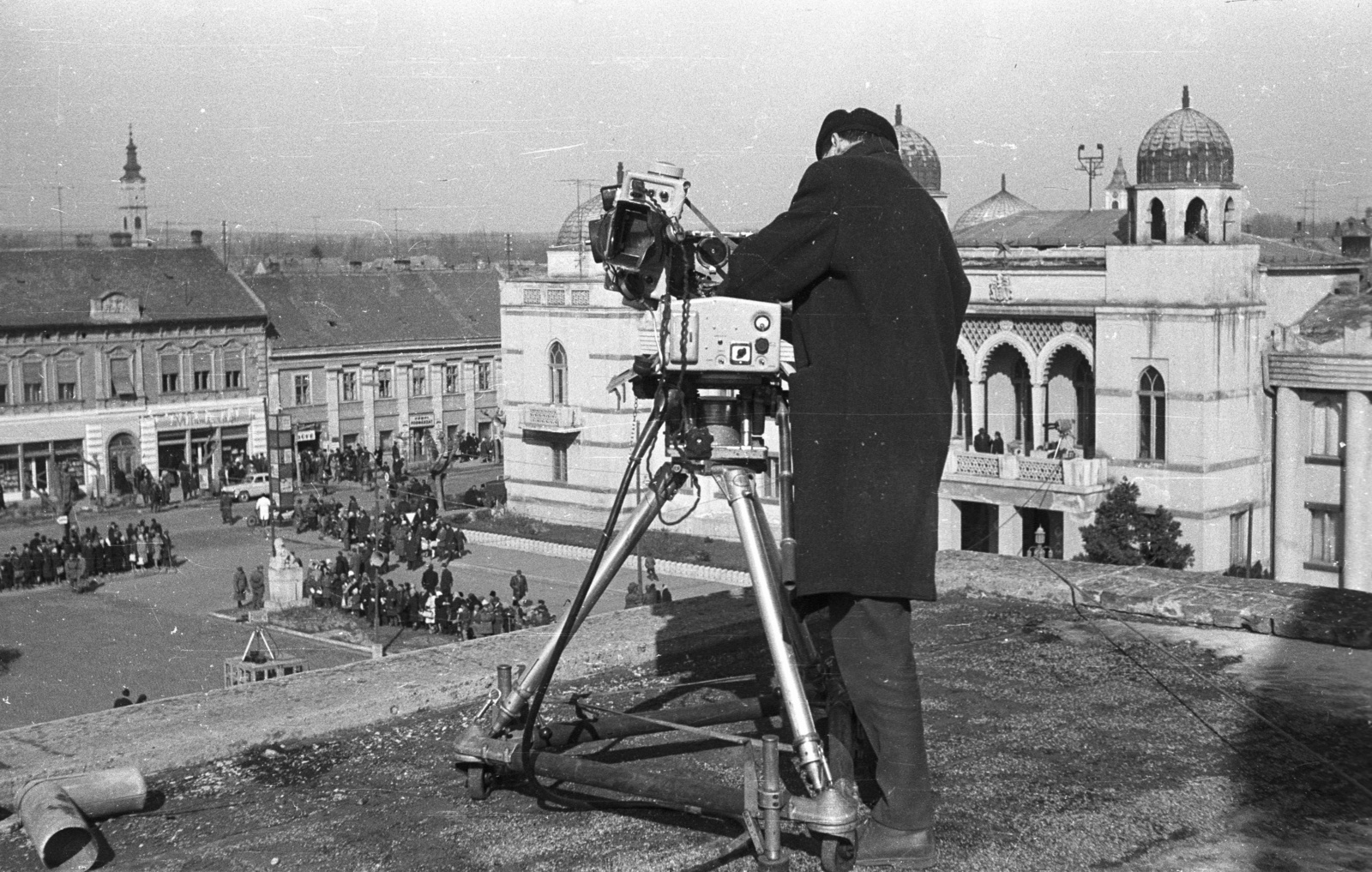 Hungary, Mohács, Széchenyi tér, az MTV kamerája a Fogadalmi templom kupolája mellett, háttérben a Városháza., 1964, Krantz Károly, public building, Hungarian TV, television camera, broadcasting, Aladár Árkay-design, Fortepan #60674