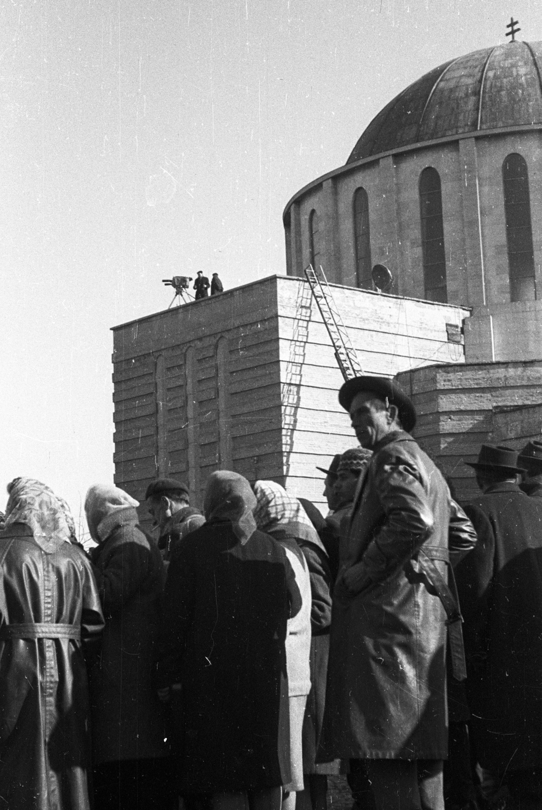 Hungary, Mohács, Széchenyi tér, háttérben a Fogadalmi templom., 1964, Krantz Károly, filming, church, broadcasting, Aladár Árkay-design, Bertalan Árkay-design, Byzantine Revival architecture, Fortepan #60681