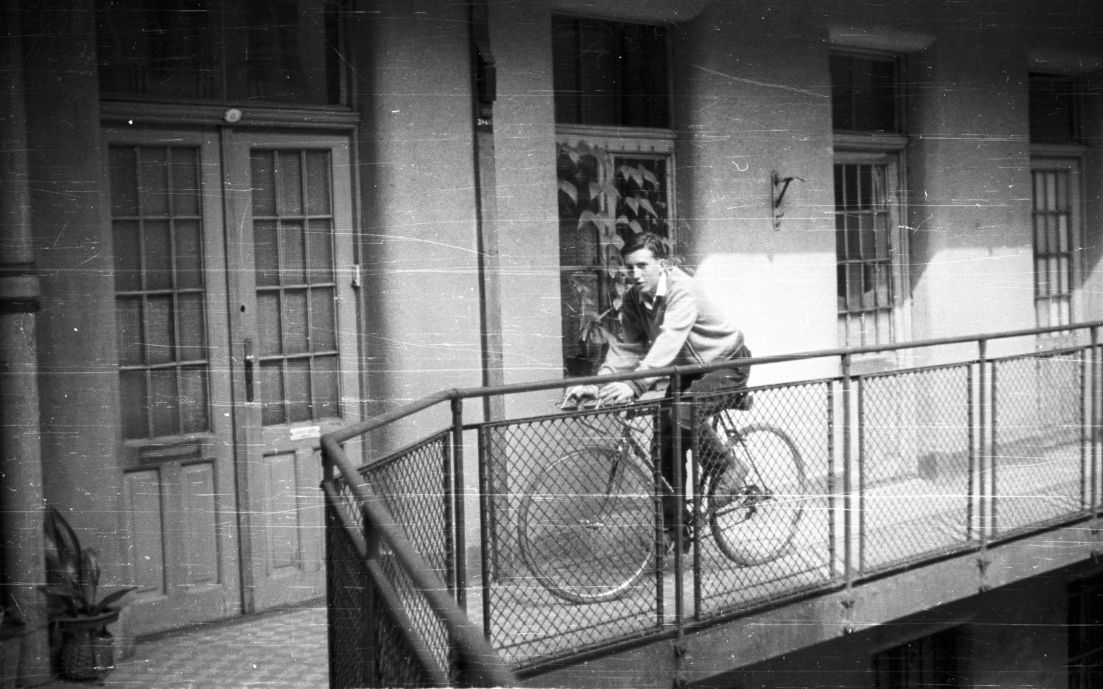 Hungary, Budapest IX., Üllői út 121., 1965, Krantz Károly, courtyard balcony, Budapest, outside balcony, racing bicycle, Fortepan #60697