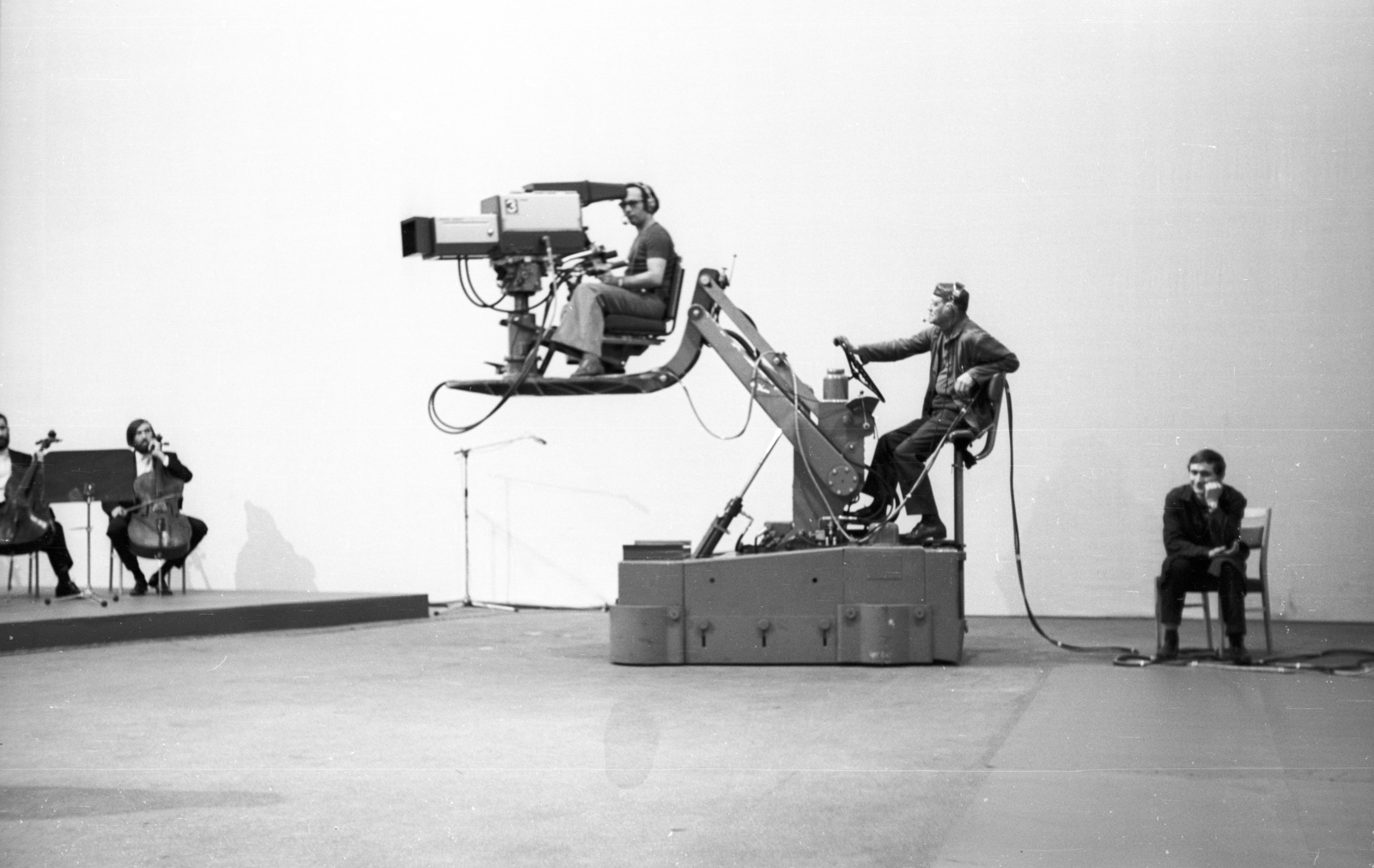 Hungary, Budapest V., az MTV stúdiója., 1969, Krantz Károly, cello, Hungarian TV, television camera, Budapest, Fortepan #60714