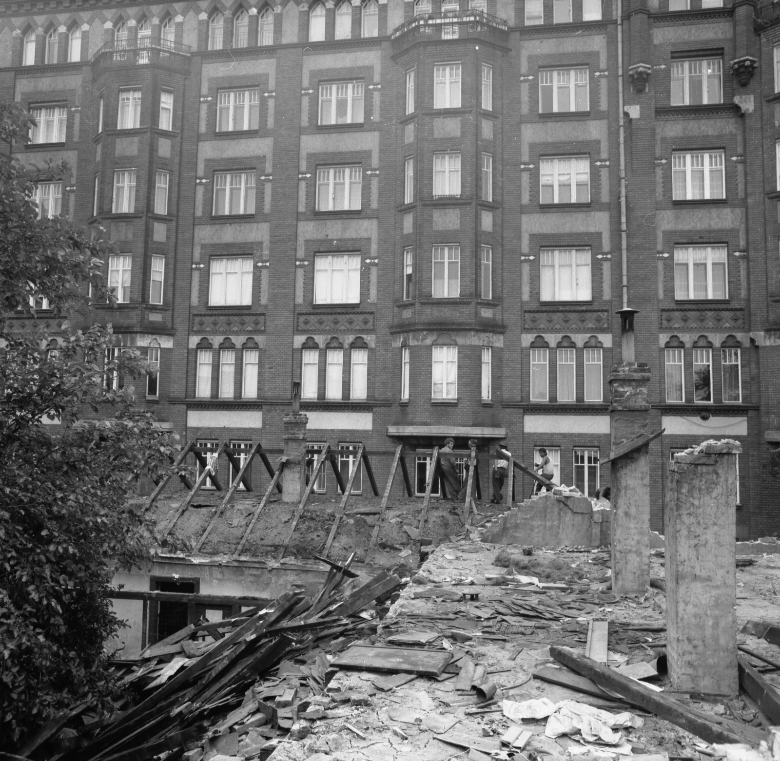 Hungary, Budapest IX., a bontás alatt álló Mihálkovics-telep. Háttérben a Mihálkovics utca - Üllői út - Haller utca (Hámán Kató út) közötti épülettömb homlokzata., 1978, Krantz Károly, Budapest, Fortepan #60731