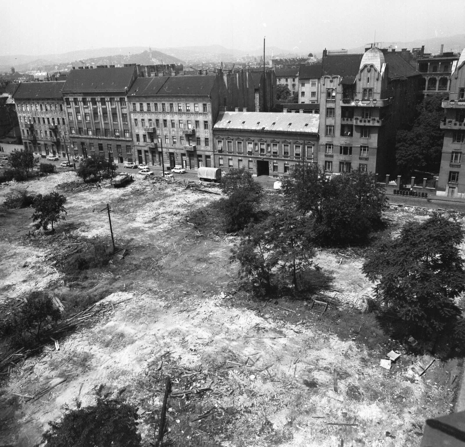 Hungary, Budapest IX., a Mihálkovics-telep bontása, háttérben a Mihálkovics utca házsora., 1978, Krantz Károly, Budapest, Fortepan #60735