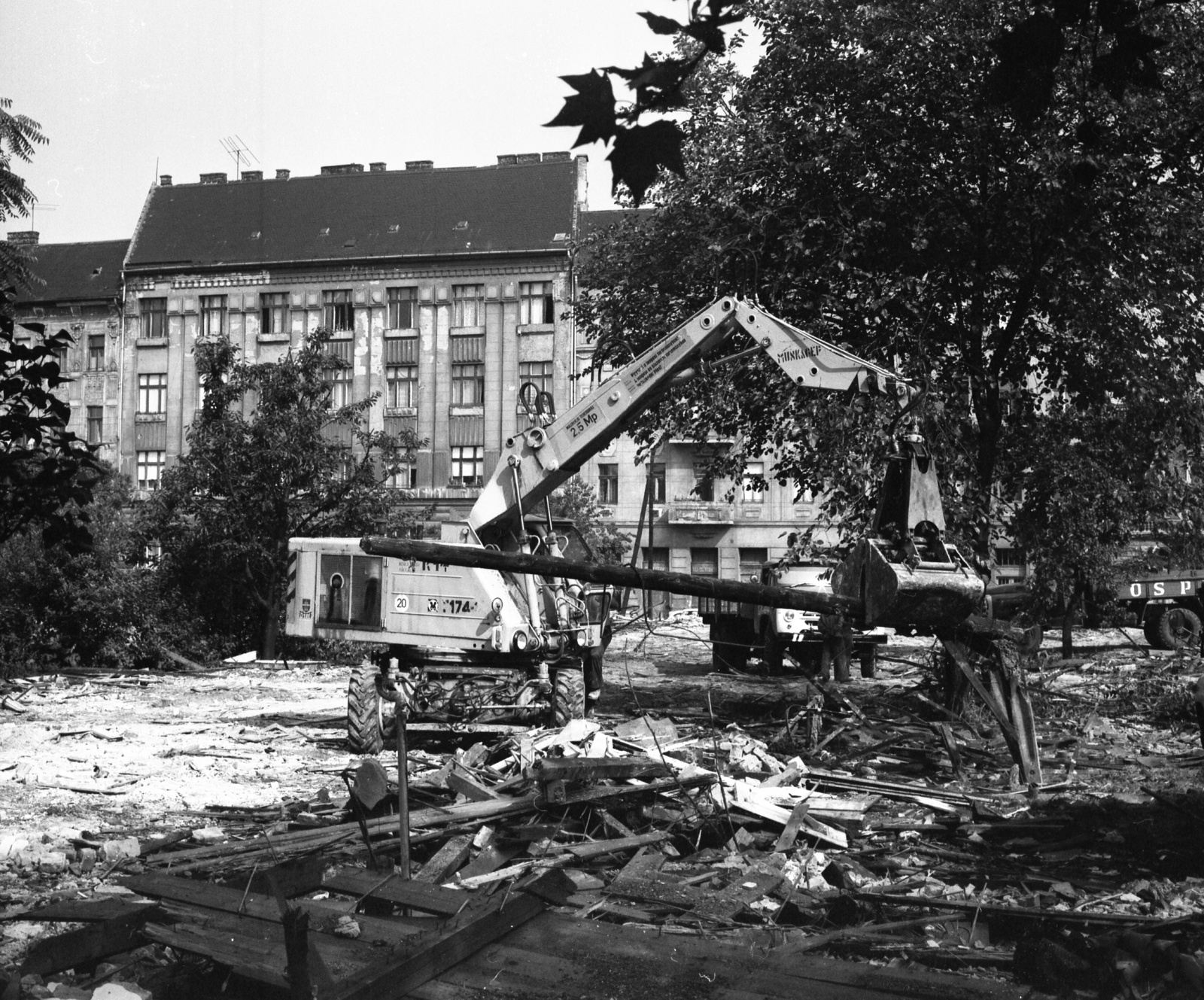 Magyarország, Budapest IX., a Mihálkovics-telep bontása, szemben a Mihálkovics utca házsora., 1978, Krantz Károly, Budapest, markológép, Fortepan #60737