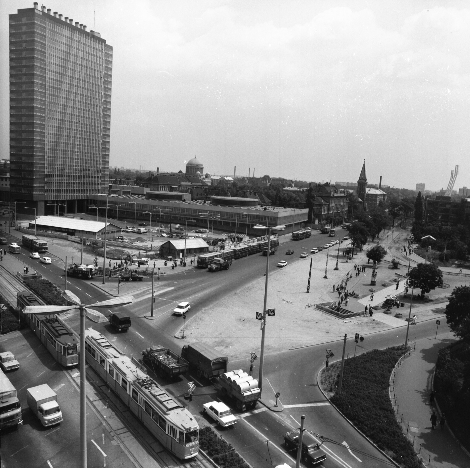 Hungary, Budapest VIII.,Budapest IX., Nagyvárad tér, a SOTE (később Semmelweis Egyetem) Elméleti Tömbje., 1977, Krantz Károly, traffic, bus, commercial vehicle, street view, tram, university, lamp post, high-rise building, public building, automobile, Budapest, László Wágner-design, Ikarus-brand, Fortepan #60740