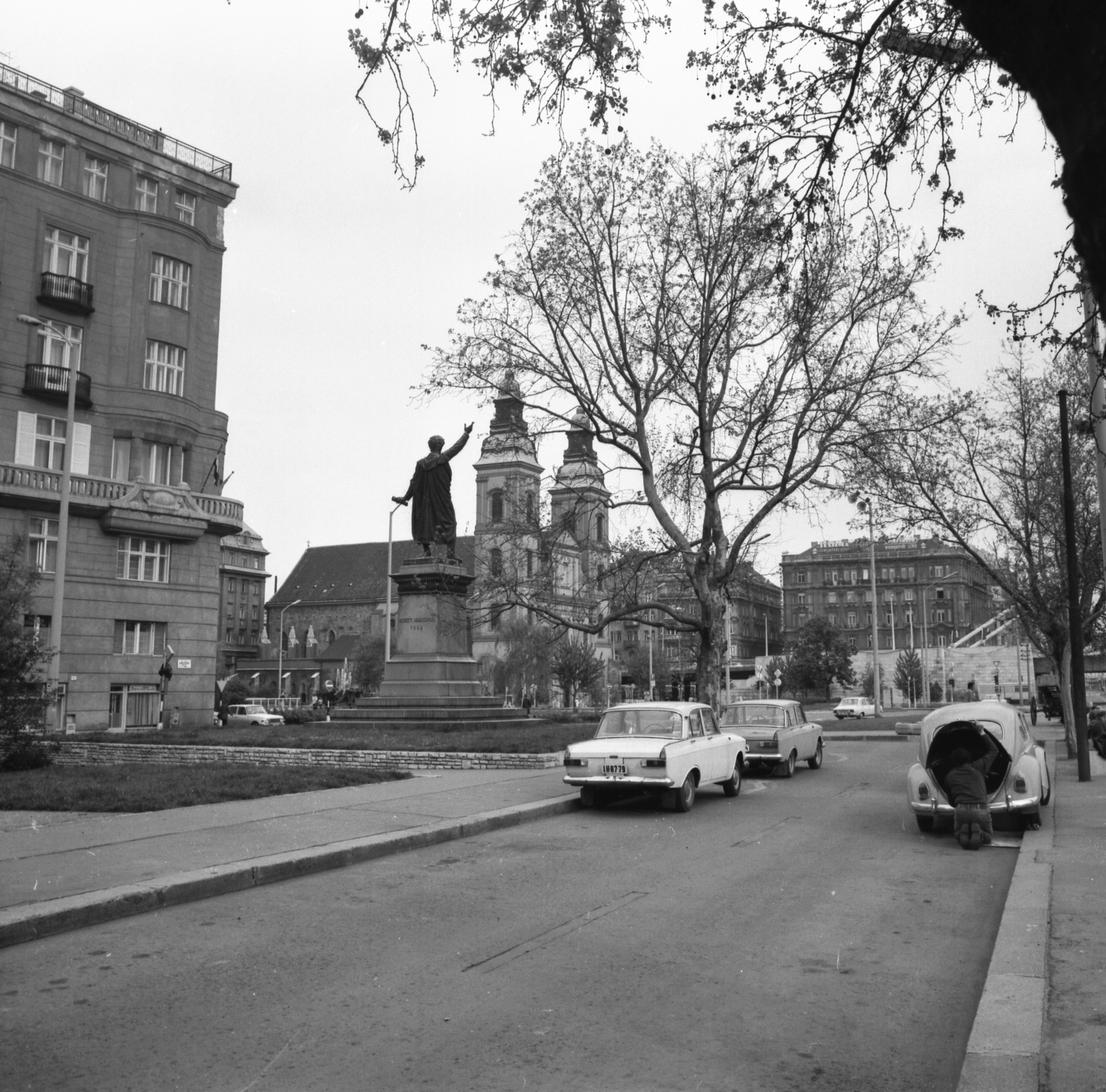 Hungary, Budapest V., Petőfi tér, Petőfi Sándor szobra (Huszár Andor, 1882.). Háttérben a Március 15. téren a Belvárosi templom., 1978, Krantz Károly, Moskvitch-brand, Wartburg-brand, Volkswagen-brand, Dacia-brand, number plate, Volkswagen Beetle, Budapest, Fortepan #60748