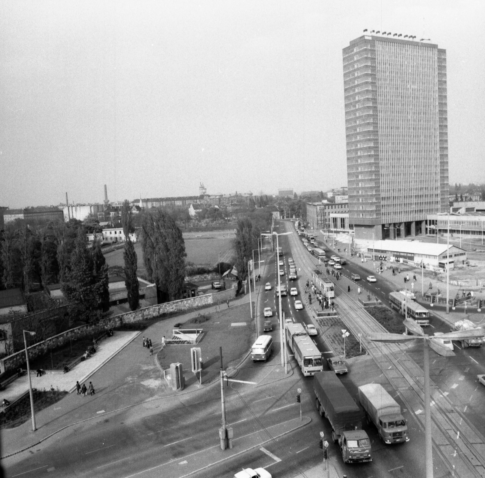 Hungary, Budapest VIII.,Budapest IX., Nagyvárad tér, a SOTE (később Semmelweis Egyetem) Elméleti Tömbje., 1977, Krantz Károly, traffic, bus, commercial vehicle, street view, university, lamp post, high-rise building, public building, automobile, Budapest, László Wágner-design, tram, Ikarus-brand, Fortepan #60749