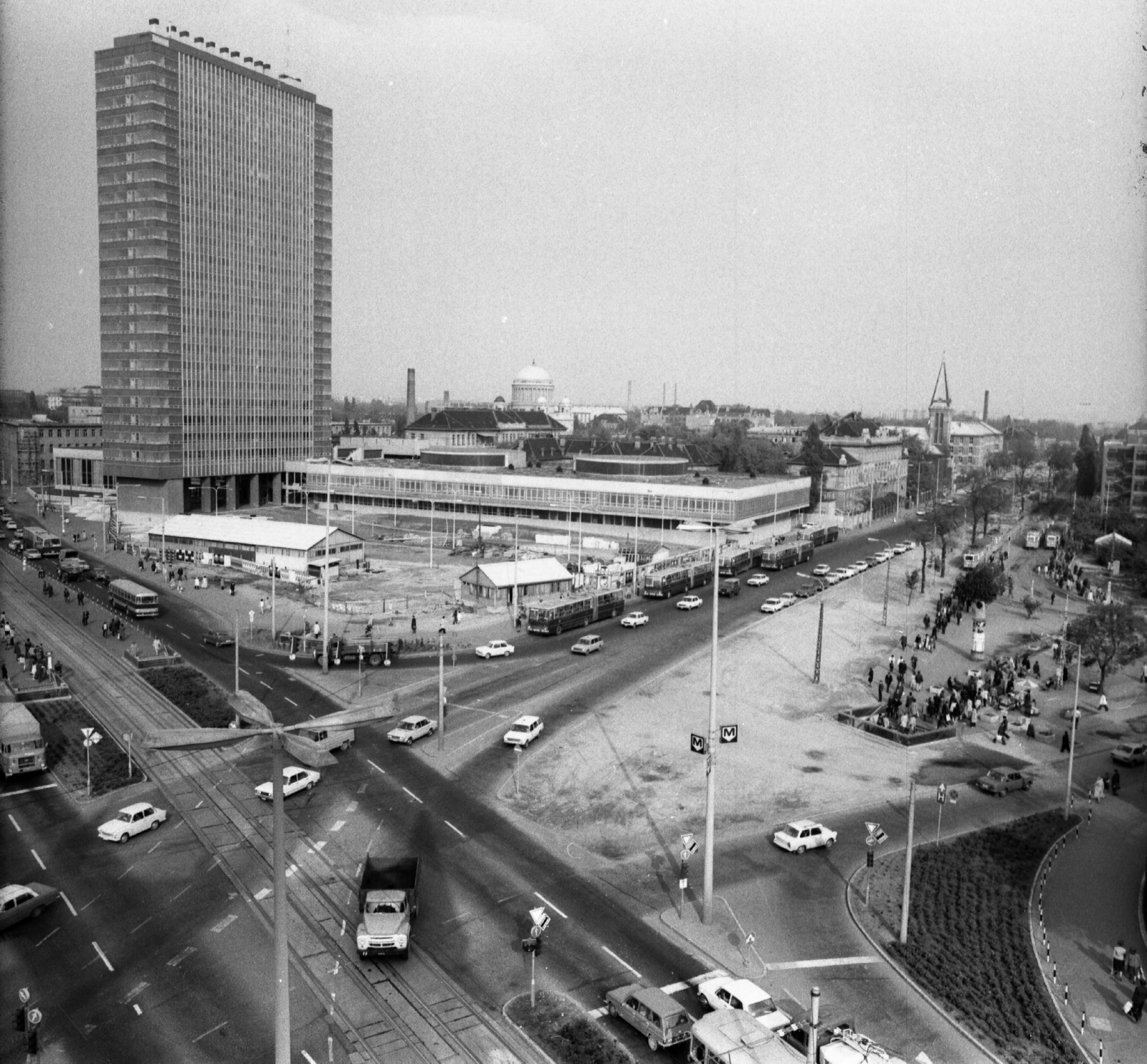 Hungary, Budapest VIII.,Budapest IX., Nagyvárad tér, a SOTE (később Semmelweis Egyetem) Elméleti Tömbje., 1978, Krantz Károly, traffic, bus, commercial vehicle, street view, university, lamp post, high-rise building, public building, automobile, Budapest, László Wágner-design, Ikarus-brand, Fortepan #60750