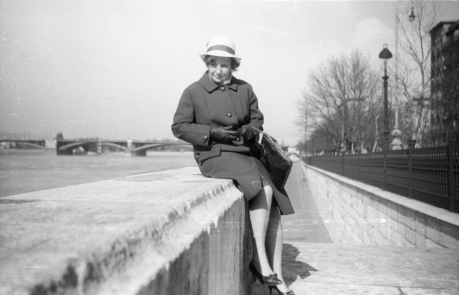 Hungary, Budapest V., lejáró a pesti alsó rakpartra a Parlament északi oldalánál, háttérben a Margit híd., 1969, Lencse Zoltán, Budapest, sitting on a wall, lady, Fortepan #60764