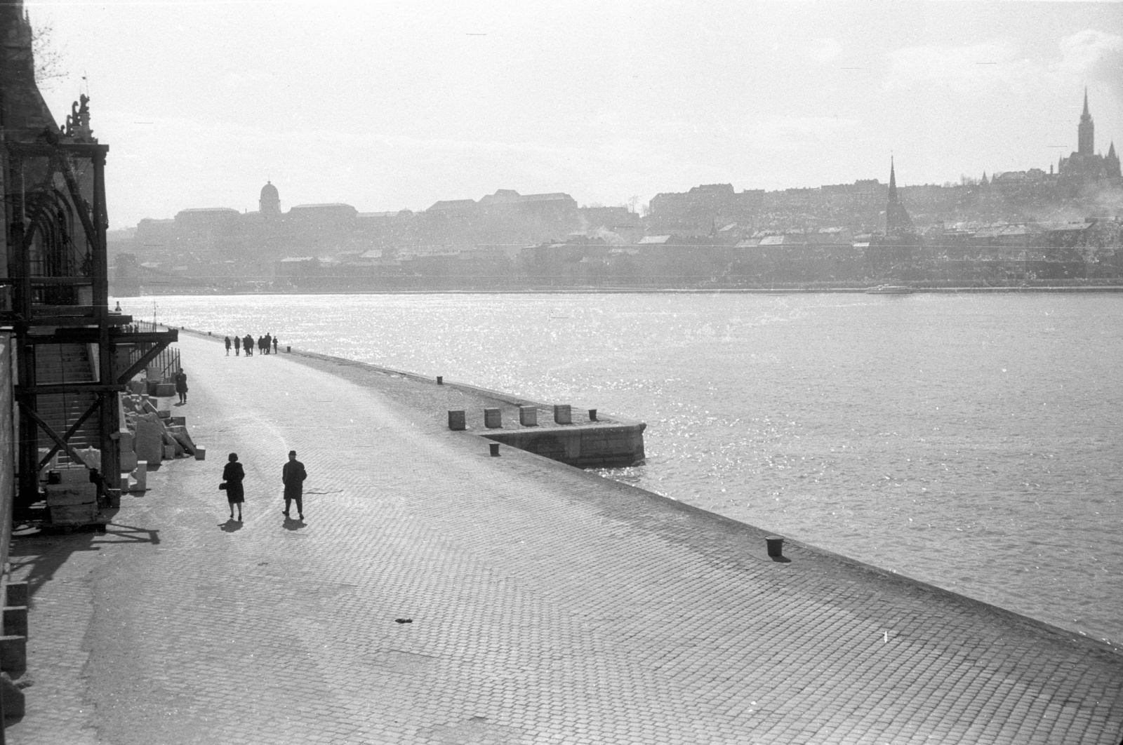 Hungary, Budapest V., pesti alsó rakpart a Parlamentnél, háttérben a budai Vár., 1969, Lencse Zoltán, Budapest, Danube's shore, Fortepan #60766