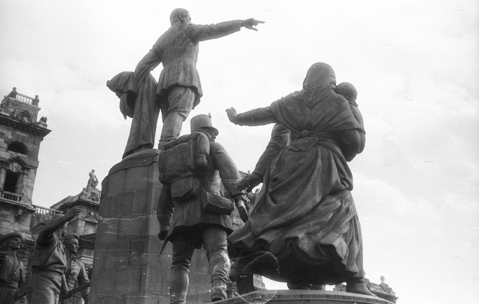 Hungary, Budapest V., Kossuth Lajos tér, Kossuth Lajos szobra (Kisfaludi Strobl Zsigmond, Kocsis András, Ungvári Lajos, 1952.)., 1969, Lencse Zoltán, Lajos Kossuth-portrayal, Budapest, Fortepan #60767