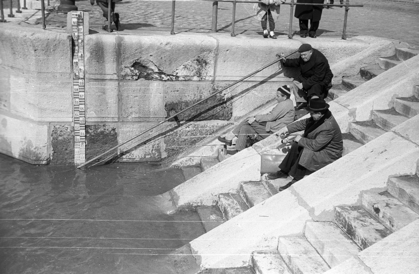 Hungary, Budapest V., a pesti alsó rakpart lépcsője a Vigadónál., 1969, Lencse Zoltán, fishing, Budapest, sitting on stairs, Water Depth Gauge, Fortepan #60771
