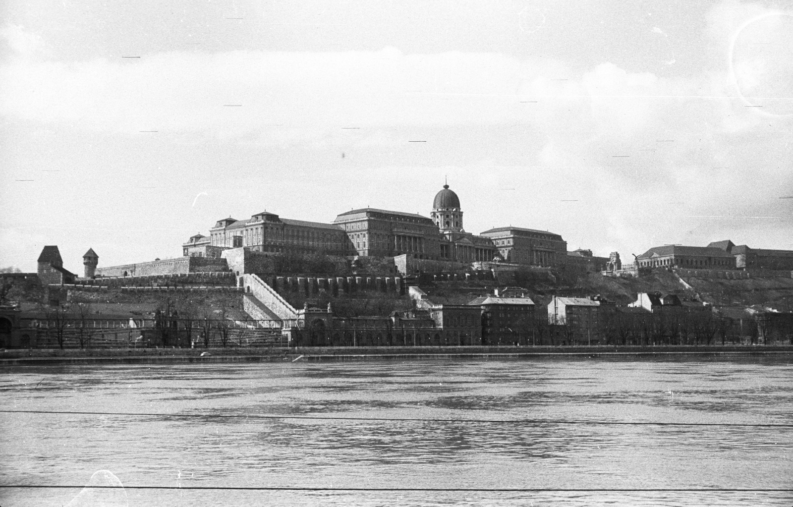 Hungary, Budapest I., a Budavári Palota (korábban Királyi Palota) a pesti oldalról a Vigadó tér környékéről nézve., 1969, Lencse Zoltán, palace, dome, Budapest, Fortepan #60772