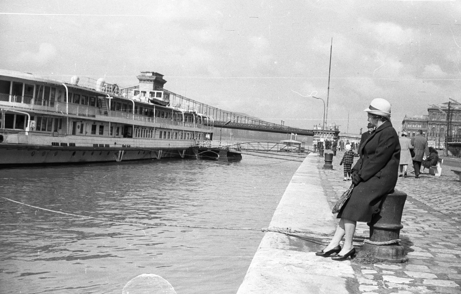 Hungary, Budapest V., pesti alsó rakpart, háttérben a Széchenyi Lánchíd., 1969, Lencse Zoltán, ship, wharf, Romanian make, Carpati ship, Budapest, Fortepan #60773