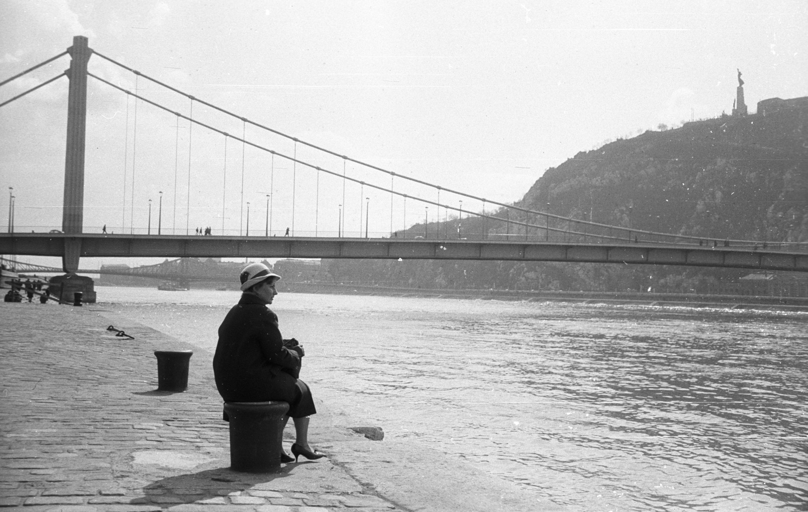 Hungary, Budapest V., pesti alsó rakpart az Erzsébet híd és a Gellért-hegy felé nézve., 1969, Lencse Zoltán, woman, Budapest, mooring bollard, Fortepan #60775