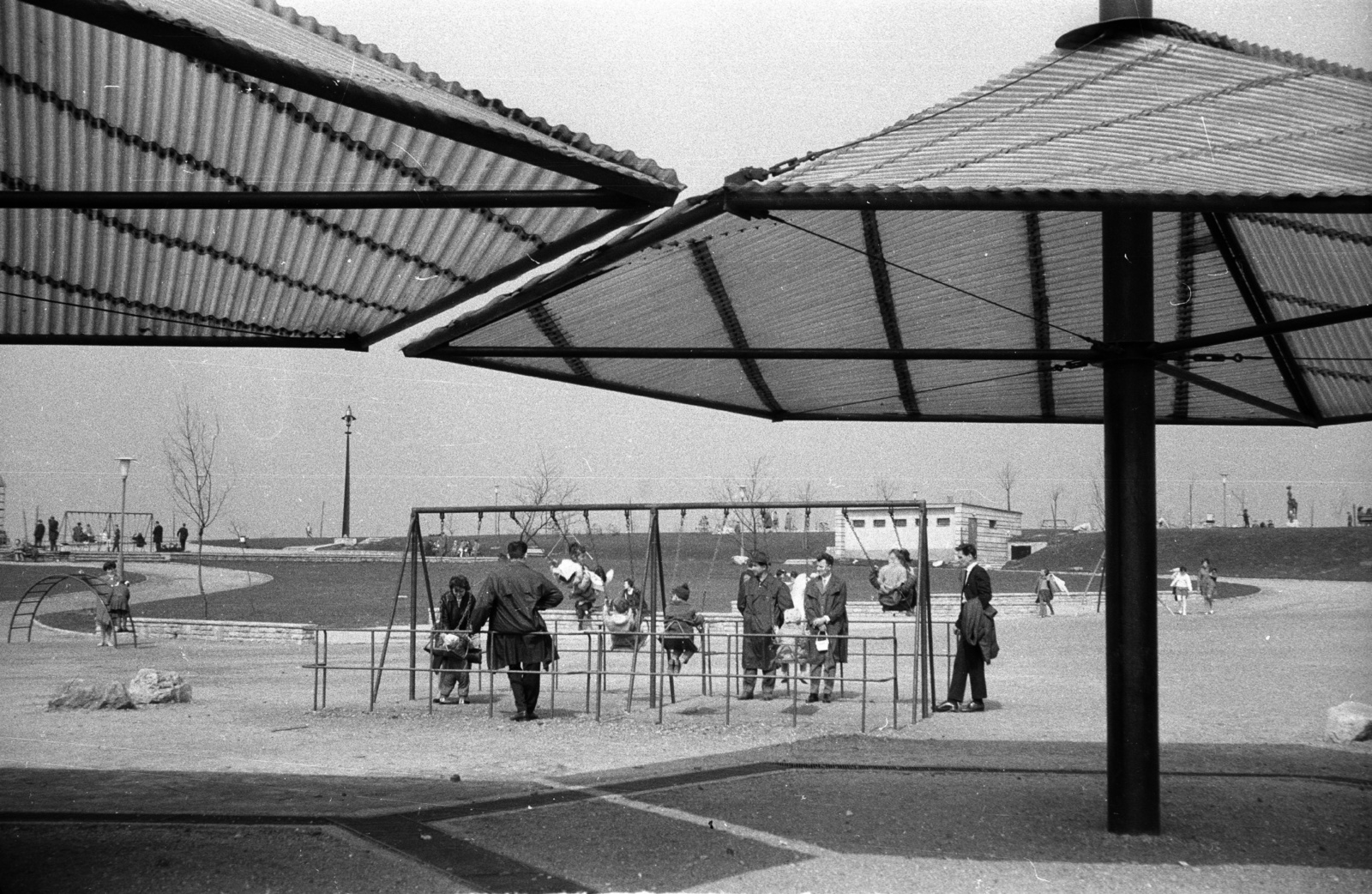 Magyarország, Gellérthegy, Budapest XI., déli lejtője a Citadella alatt, Jubileumi park., 1971, Lencse Zoltán, játszótér, Budapest, Fortepan #60782