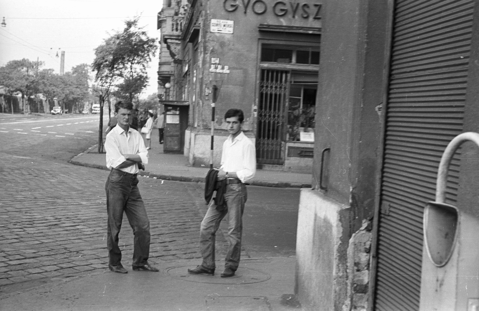 Magyarország, Budapest VI., Podmaniczky (Rudas László) utca, jobbra a Szinyei Merse utca torkolata., 1967, Lencse Zoltán, Budapest, karba tett kéz, Fortepan #60787