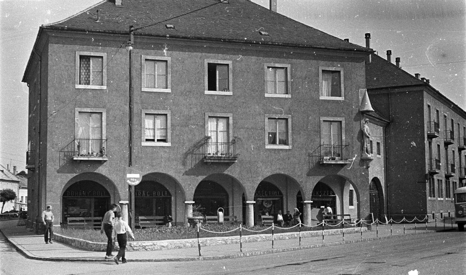 Hungary, Esztergom, a Kossuth Lajos utca 2. számú ház a Rákóczi térről nézve. A helyén állt a Három szerecsen fogadó. A ház sarkán Lőrinc kapitány szobra (Tar István, 1955.)., 1962, Lencse Zoltán, sculpture, Fortepan #60801