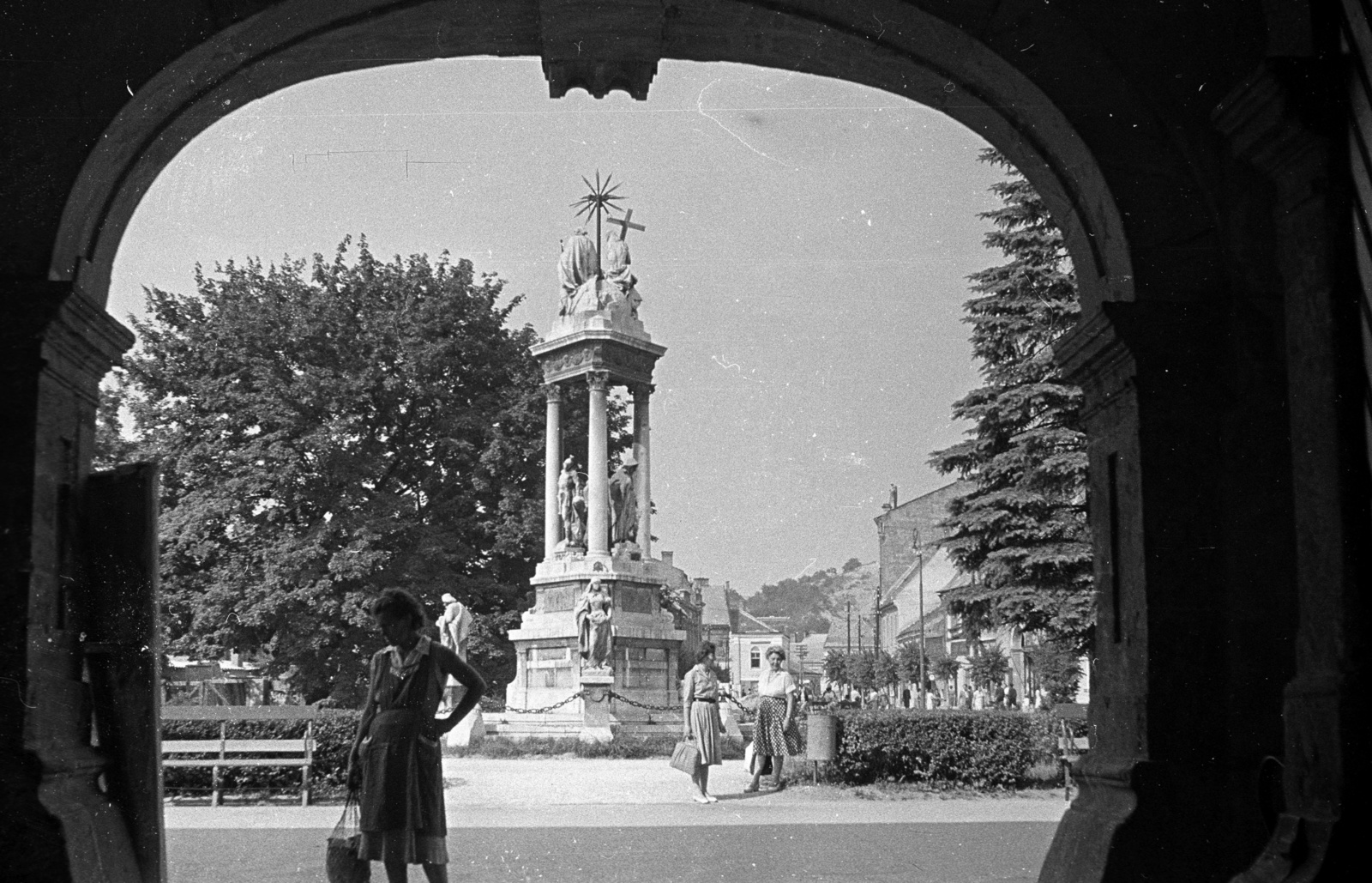 Hungary, Esztergom, Széchenyi tér, a Szentháromság-szobor a Városi Tanács székháza, ma Polgármesteri Hivatal árkádja alól nézve., 1962, Lencse Zoltán, arch, Holy Trinity Statue, Fortepan #60802