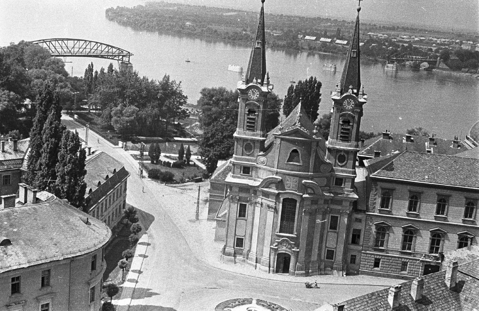 Hungary, Esztergom, Vízivárosi (Szent Ignác) templom és prímási palota, háttérben a Mária Valéria híd maradványai., 1962, Lencse Zoltán, war damage, wrecked bridge, Danube, Duna-bridge, János Feketeházy-design, Fortepan #60805