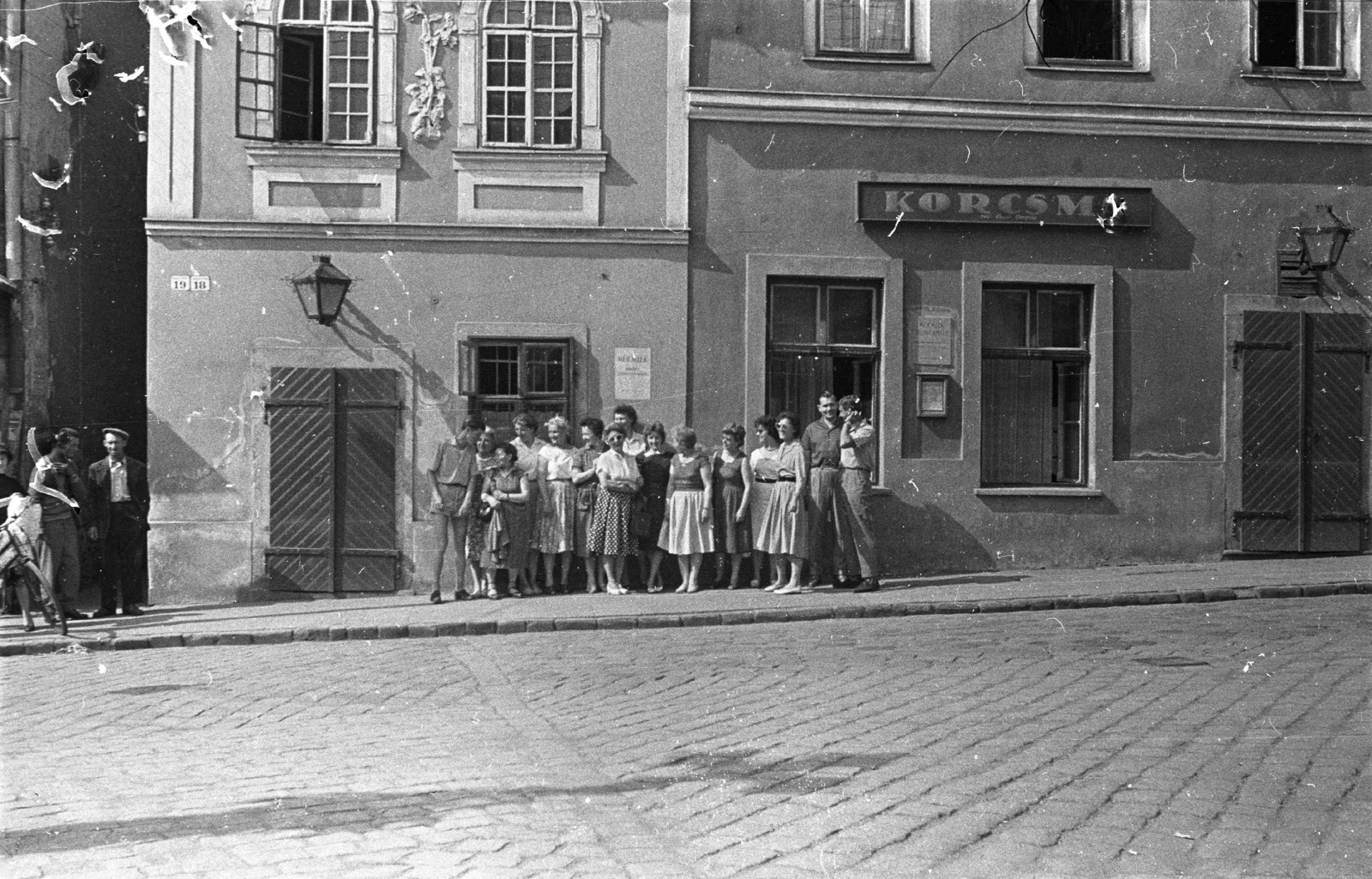 Hungary, Szentendre, Fő (Marx) tér 19. és 18., 1962, Lencse Zoltán, pub, memorial plaque, Fortepan #60807