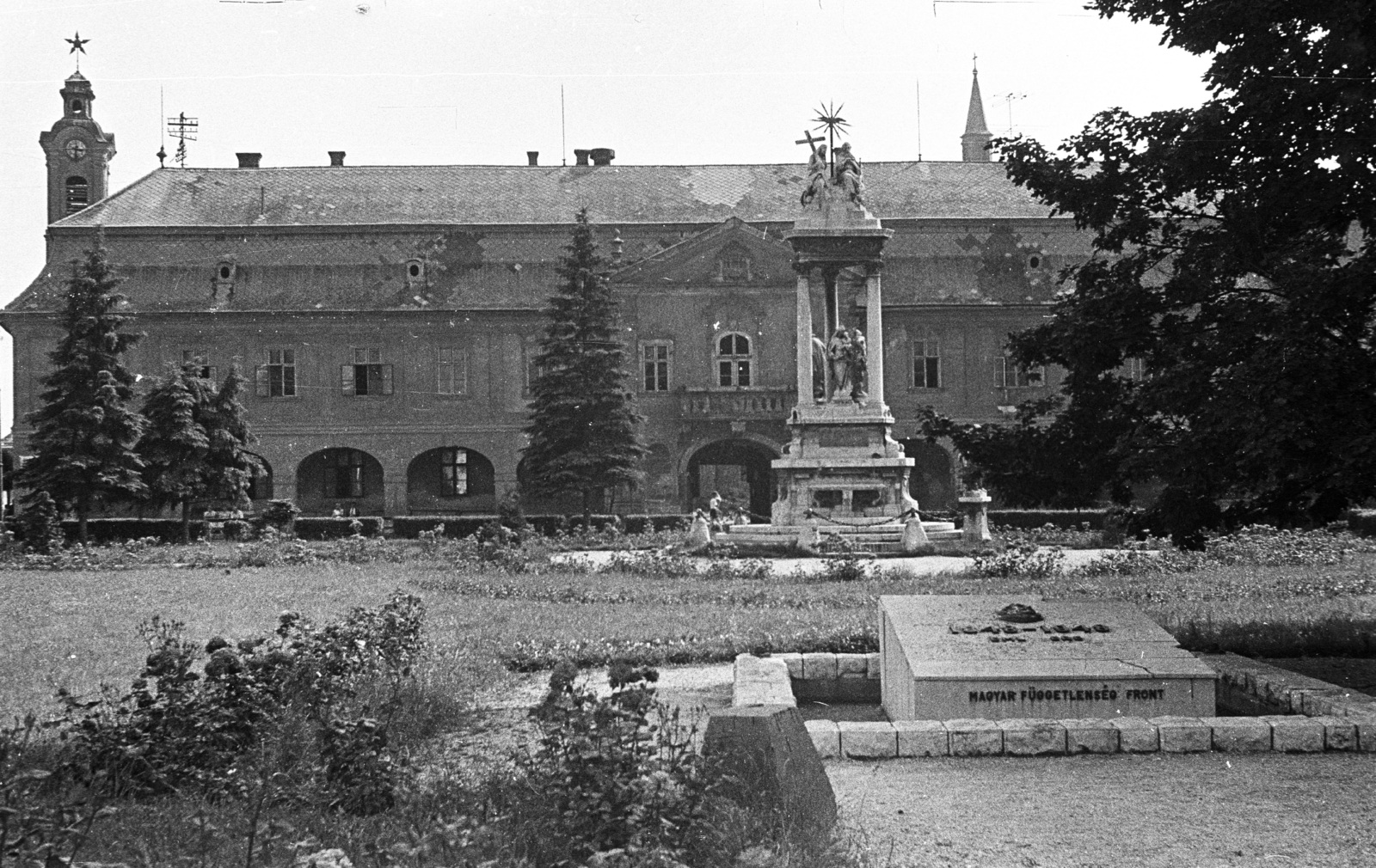 Hungary, Esztergom, Széchenyi tér, előtérben a Magyar Függetlenségi Front emlékműve, mögötte a Szentháromság-szobor, háttérben a Városi Tanács székháza, később Polgármesteri Hivatal., 1962, Lencse Zoltán, monument, Red Star, Holy Trinity Statue, Fortepan #60813