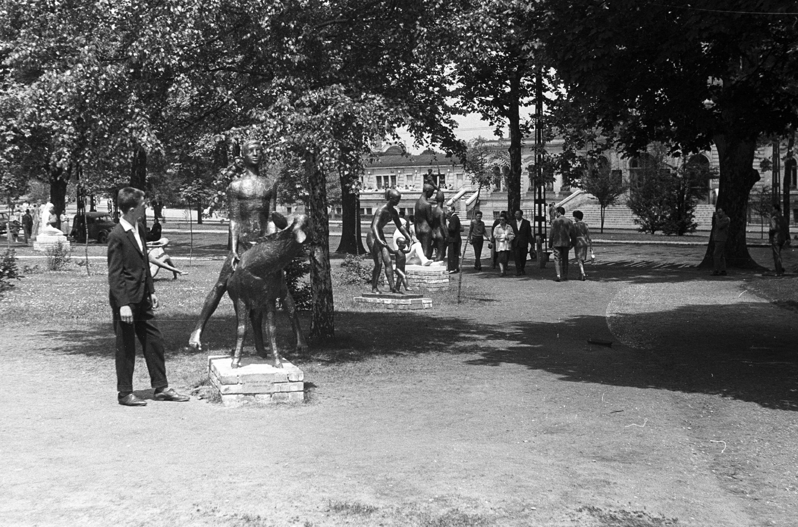 Hungary, Budapest XIV., Olof Palme sétány (Népstadion út). A IX. Országos Képzőművészeti Kiállítás szoborkiállítása a Műcsarnok mellett, háttérben a Műjégpálya épülete., 1962, Lencse Zoltán, sculpture park, Budapest, nude figure, Fortepan #60814