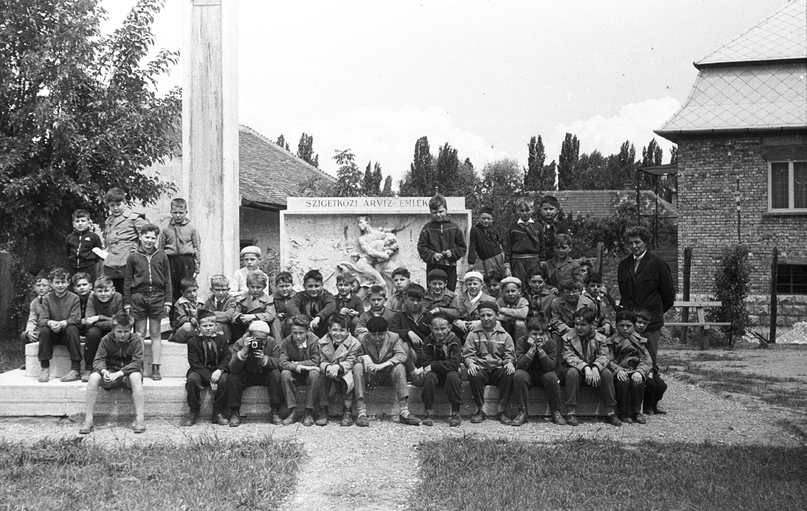 Hungary, Győr, Révfalu, az 1954-es szigetközi árvíz emlékműve., 1962, Lencse Zoltán, excursion, monument, tableau, flood, kids, Fortepan #60816