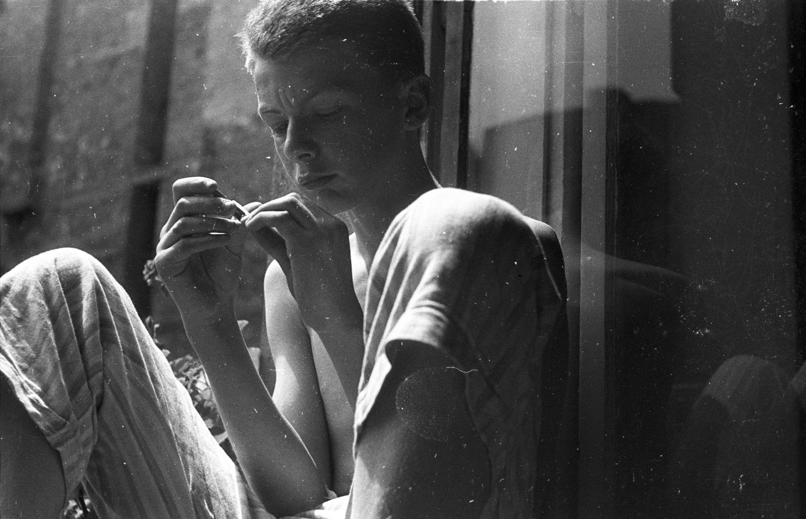 1962, Lencse Zoltán, firewall, teenager, sitting on a windowsill, Fortepan #60817