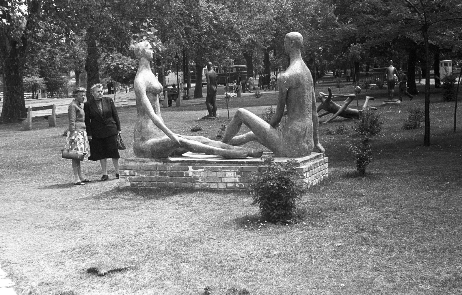 Hungary, Budapest XIV., Olof Palme sétány (Népstadion út). A IX. Országos Képzőművészeti Kiállítás szoborkiállítása a Műcsarnok mellett., 1962, Lencse Zoltán, sculpture park, Budapest, nude figure, Fortepan #60822