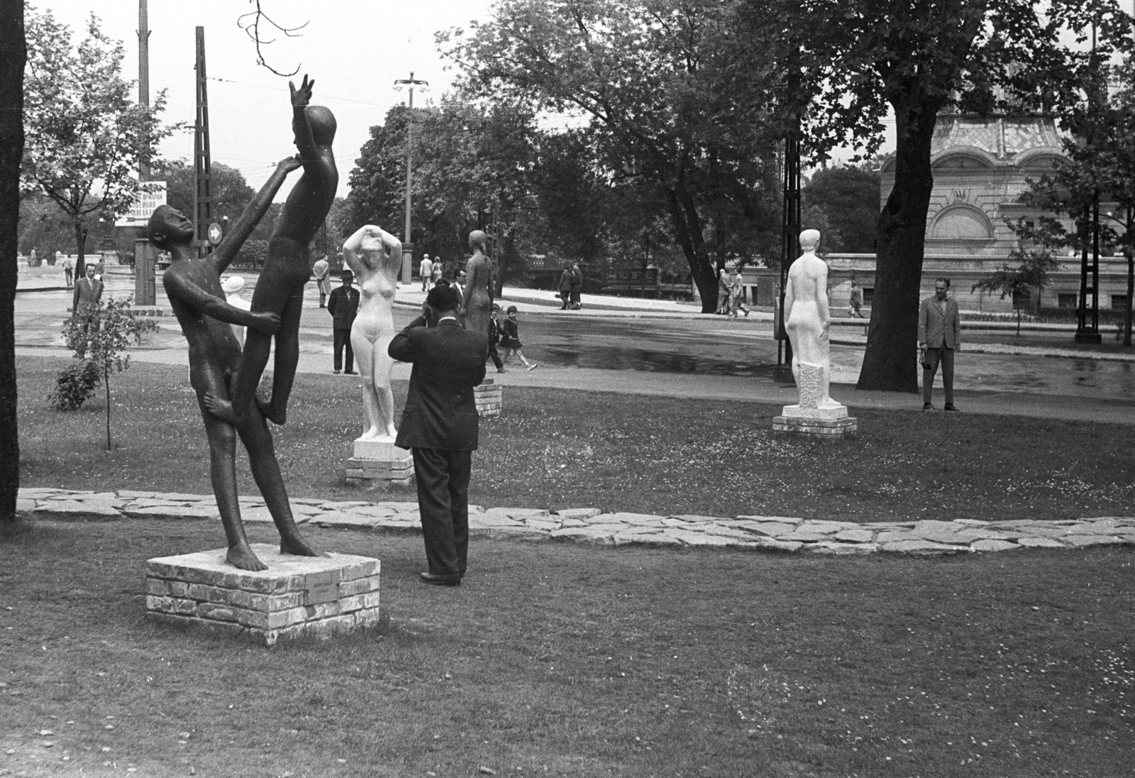 Hungary, Budapest XIV., Olof Palme sétány (Népstadion út). A IX. Országos Képzőművészeti Kiállítás szoborkiállítása a Műcsarnok mellett, jobbra a háttérben a Műjégpálya épülete., 1962, Lencse Zoltán, sculpture park, Budapest, nude figure, Fortepan #60824