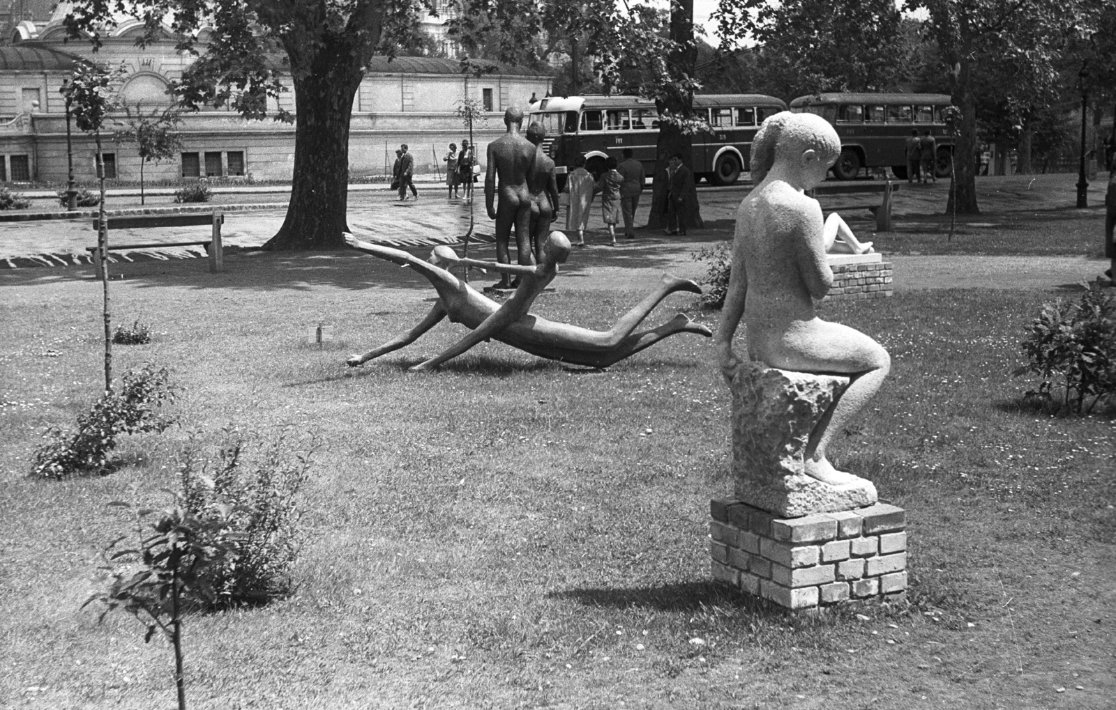 Magyarország, Városliget, Budapest XIV., Olof Palme sétány (Népstadion út). A IX. Országos Képzőművészeti Kiállítás szoborkiállítása a Műcsarnok mellett, balra a háttérben a Műjégpálya épülete., 1962, Lencse Zoltán, pótkocsi, trolibusz, szoborpark, Budapest, meztelen alak, Fortepan #60825