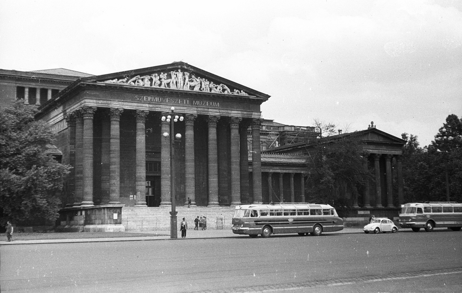 Hungary, Budapest XIV., Hősök tere, Szépművészeti Múzeum., 1962, Lencse Zoltán, bus, German brand, Hungarian brand, Ikarus-brand, Volkswagen-brand, museum, Classicism, Volkswagen Beetle, pediment, eclectic architecture, Budapest, Albert Schickedanz-design, Neoclassical architecture, Fülöp Ferenc Herzog-design, Fortepan #60826