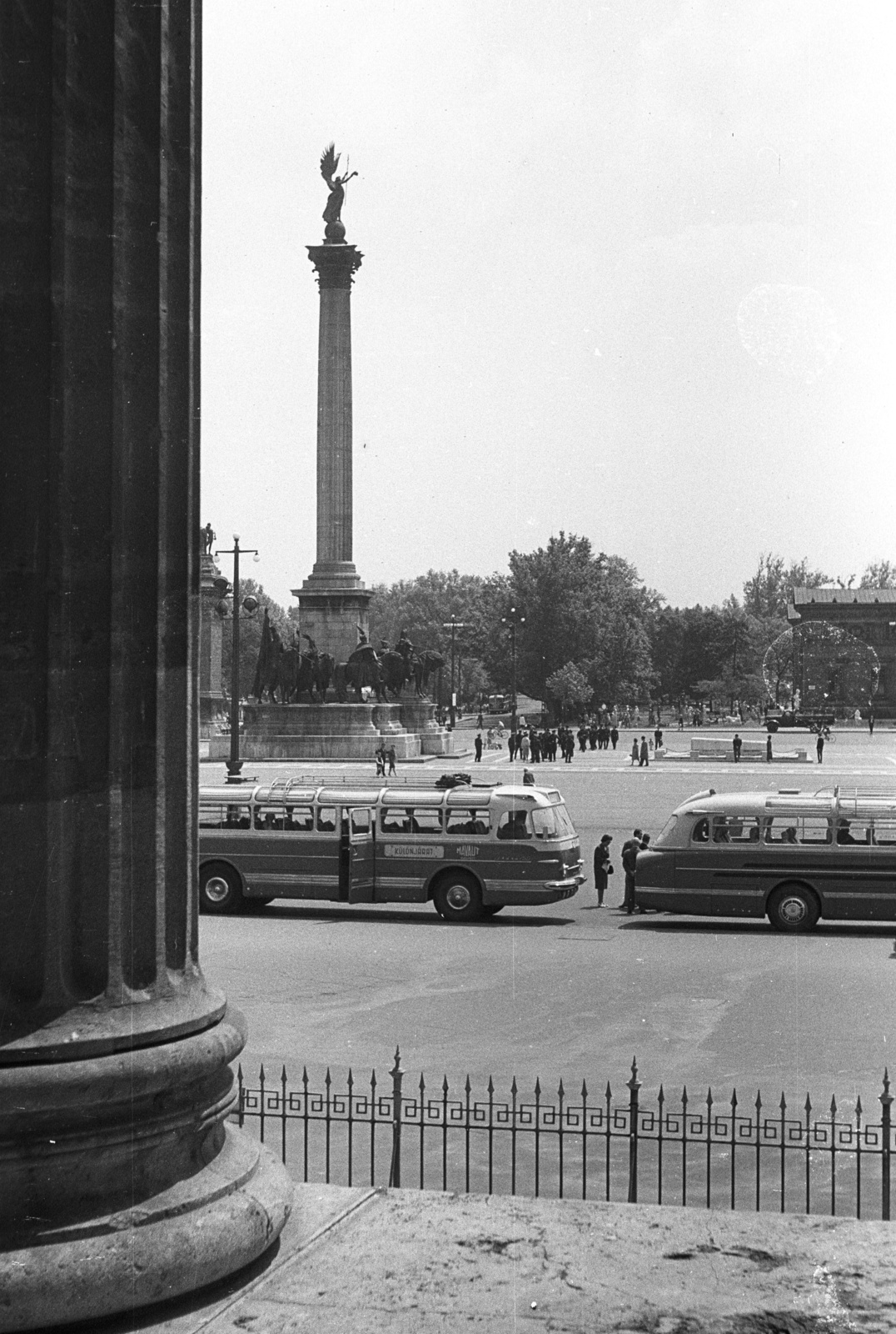 Magyarország, Budapest XIV., Hősök tere a Szépművészeti Múzeum oszlopcsarnokából nézve., 1962, Lencse Zoltán, autóbusz, magyar gyártmány, Ikarus-márka, MÁVAUT-szervezet, Ikarus 55, Budapest, Gábriel arkangyal-ábrázolás, Fortepan #60828