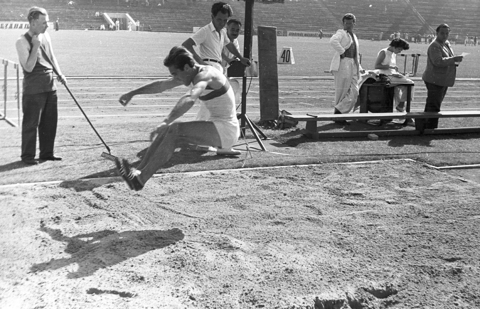 Magyarország, Népstadion, Budapest XIV., 1962, Lencse Zoltán, gereblye, atlétika, távolugrás, sportbíró, Budapest, Fortepan #60834