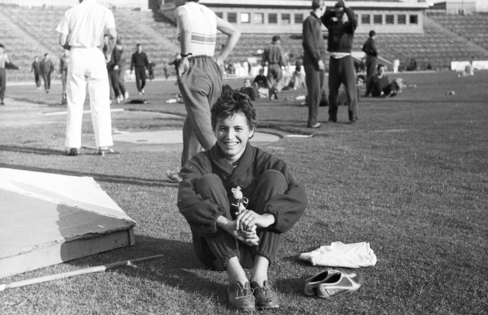 Hungary, Népstadion, Budapest XIV., a Budapesti Spartacus nemzetközi atétikai versenye 1964. szeptember 5-én. Heldt Erzsébet (Bartos Lászlóné) rövidtávfutó., 1964, Lencse Zoltán, portrait, sneakers, workout clothes, stadium, Budapest, Fortepan #60843