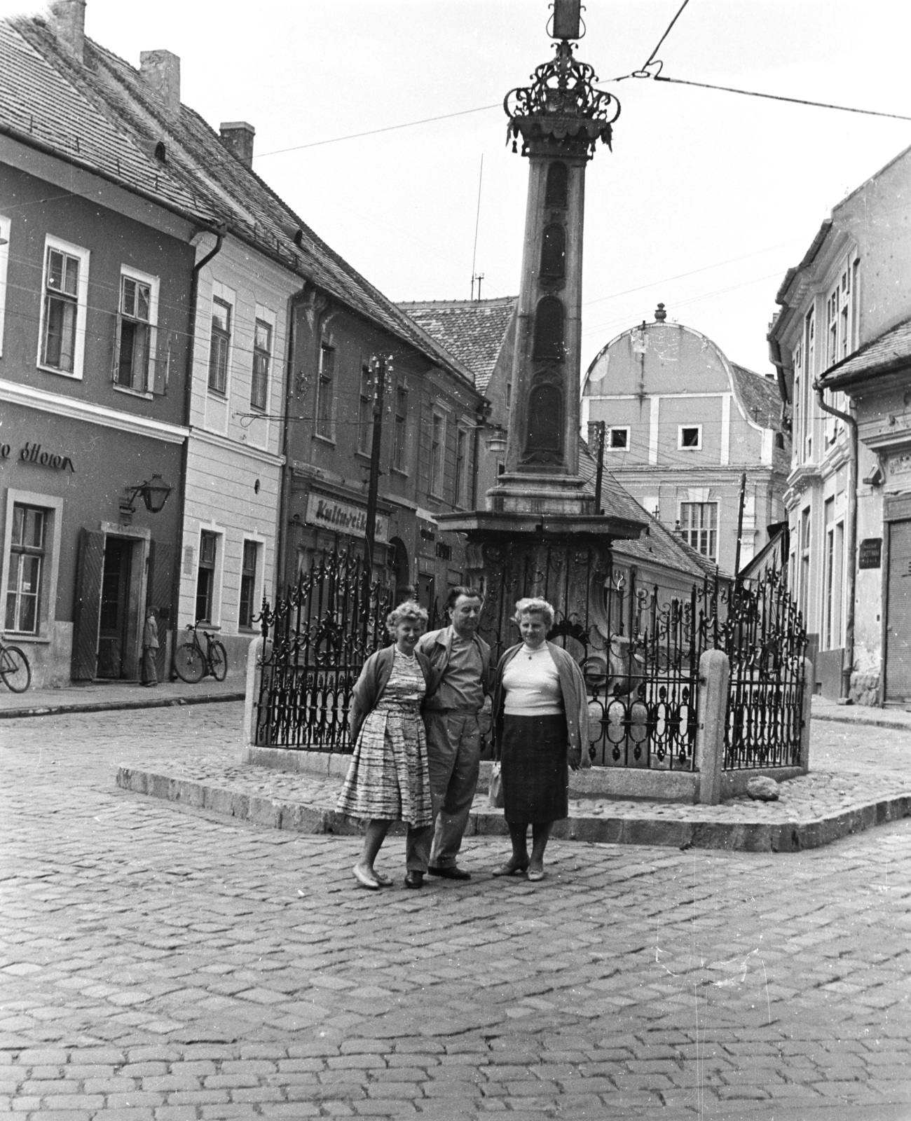 Hungary, Szentendre, Fő (Marx) tér, a Szerb (kalmár) kereszt talapzata, háttérben a Városháza., 1962, Lencse Zoltán, Fortepan #60850