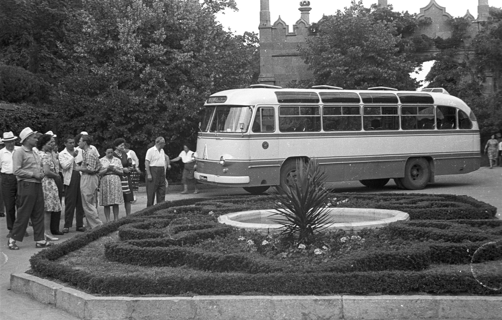 Ukraine,Crimean Peninsula, Alupka, a Voroncov-kastély kertje., 1963, Lencse Zoltán, Soviet Union, bus, Soviet brand, LAZ-brand, Edward Blore-design, Mughal architecture, Fortepan #60856