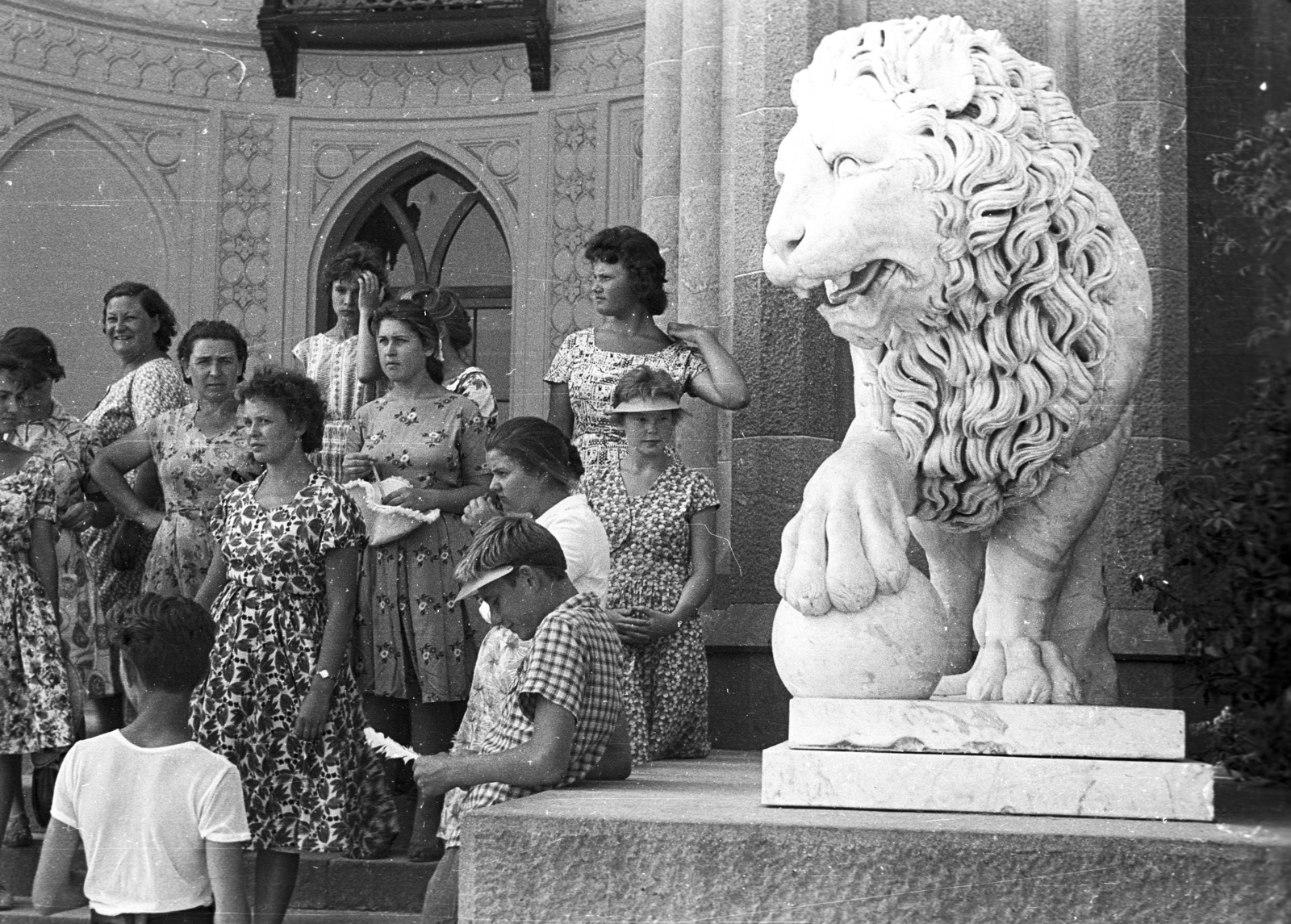 Ukraine,Crimean Peninsula, Alupka, Voroncov-kastély., 1963, Lencse Zoltán, Soviet Union, lion, palace, stone lion, Edward Blore-design, Mughal architecture, Fortepan #60857