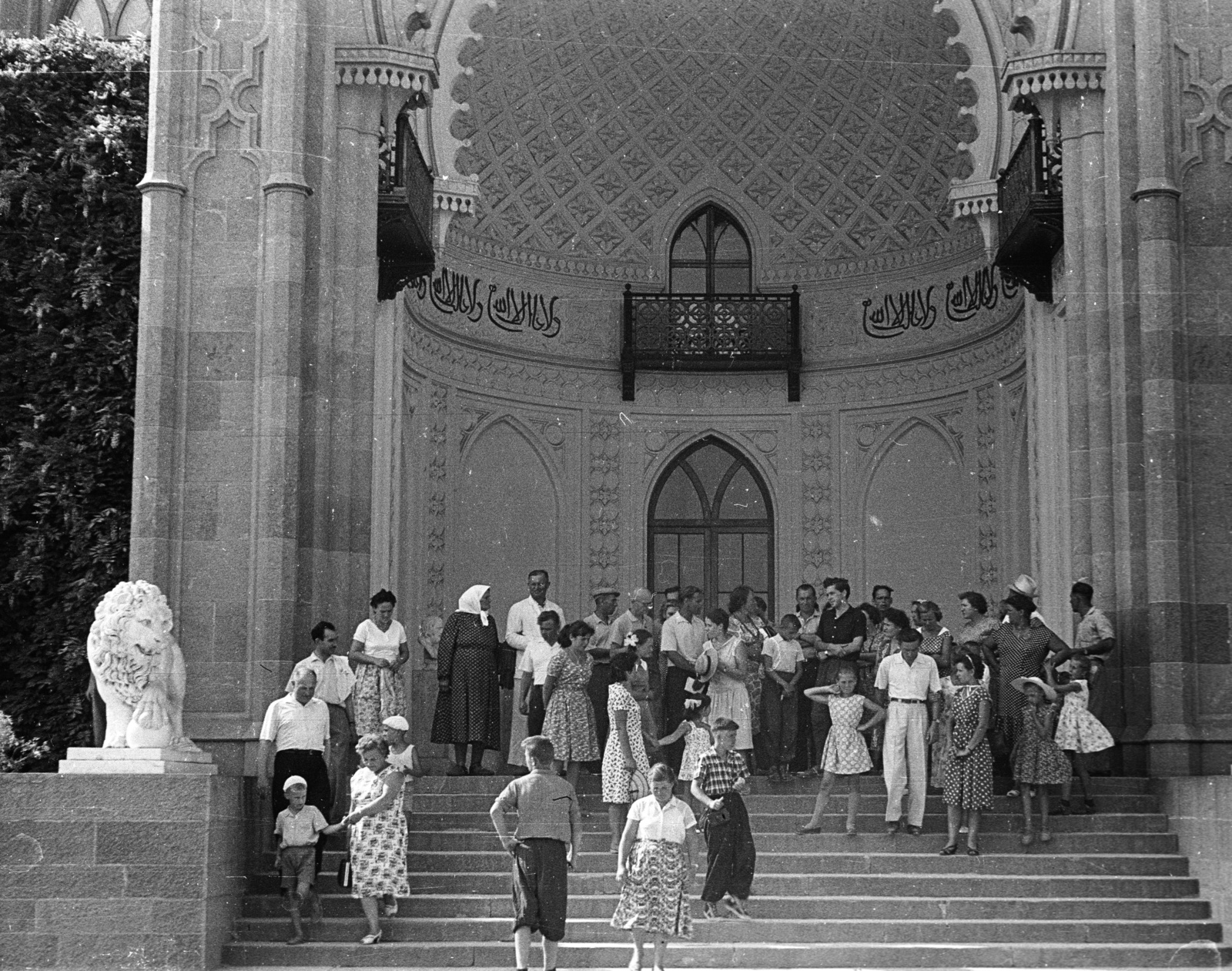 Ukraine,Crimean Peninsula, Alupka, Voroncov-kastély, a déli homlokzat középső traktusa., 1963, Lencse Zoltán, Soviet Union, lion, balcony, palace, tourism, stone lion, Arabic script, Edward Blore-design, Mughal architecture, Fortepan #60859