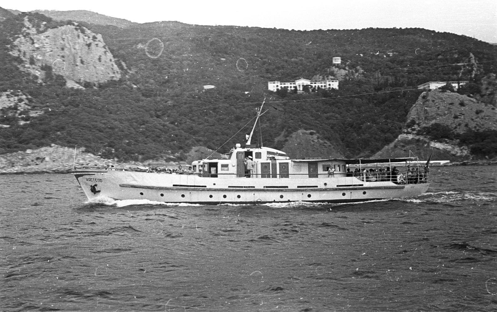Ukraine,Crimean Peninsula, Oreanda, a Nízsnyaja Oreanda Szanatórium a Fekete-tengerről nézve., 1963, Lencse Zoltán, ship, Cyrillic alphabet, Kastel-ship, Fortepan #60867