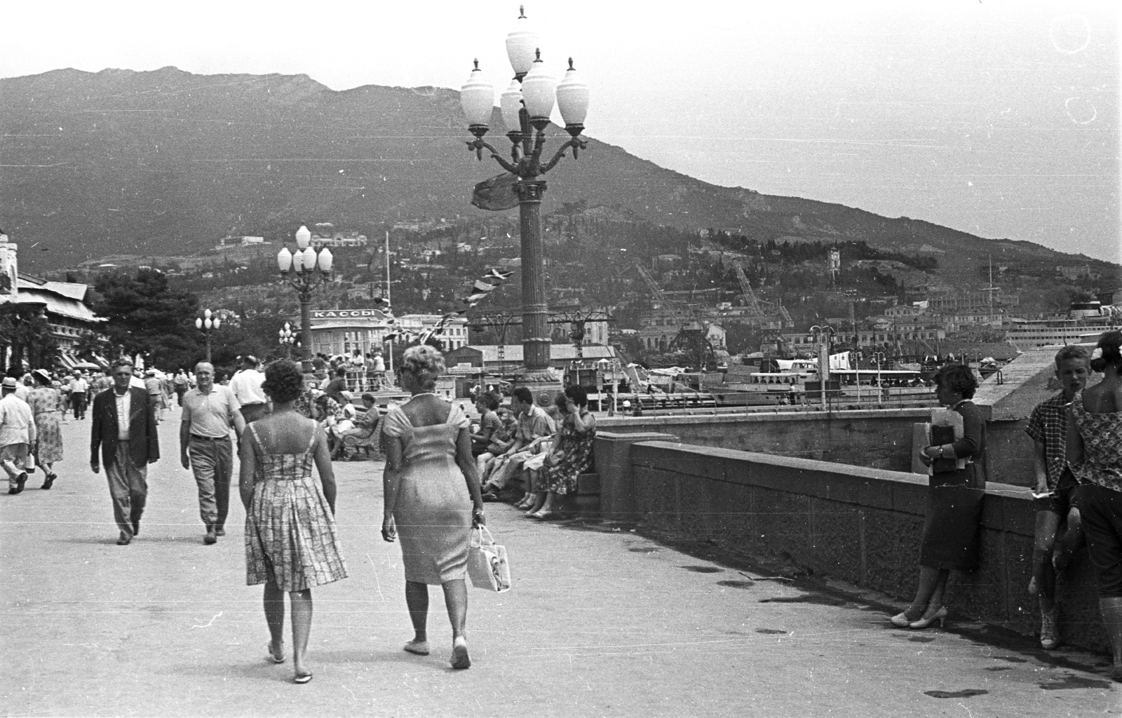 Ukraine,Crimean Peninsula, Yalta, kikötő, sétány a rakparton., 1963, Lencse Zoltán, Soviet Union, port, Fortepan #60873