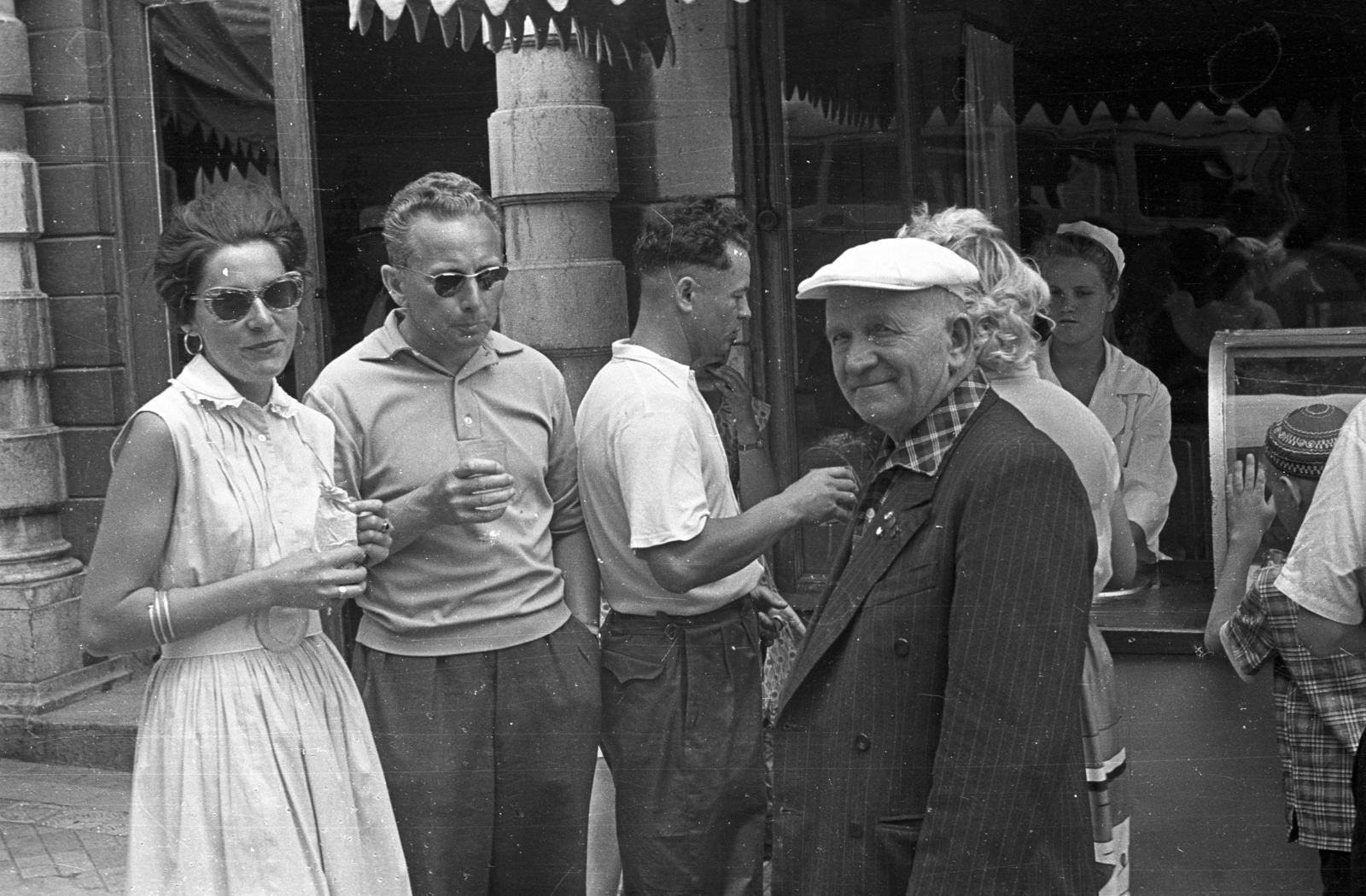 Ukraine,Crimean Peninsula, Yalta, sétány a rakparton, háttérben a Dulber cukrászda., 1963, Lencse Zoltán, pastry shop, Fortepan #60874