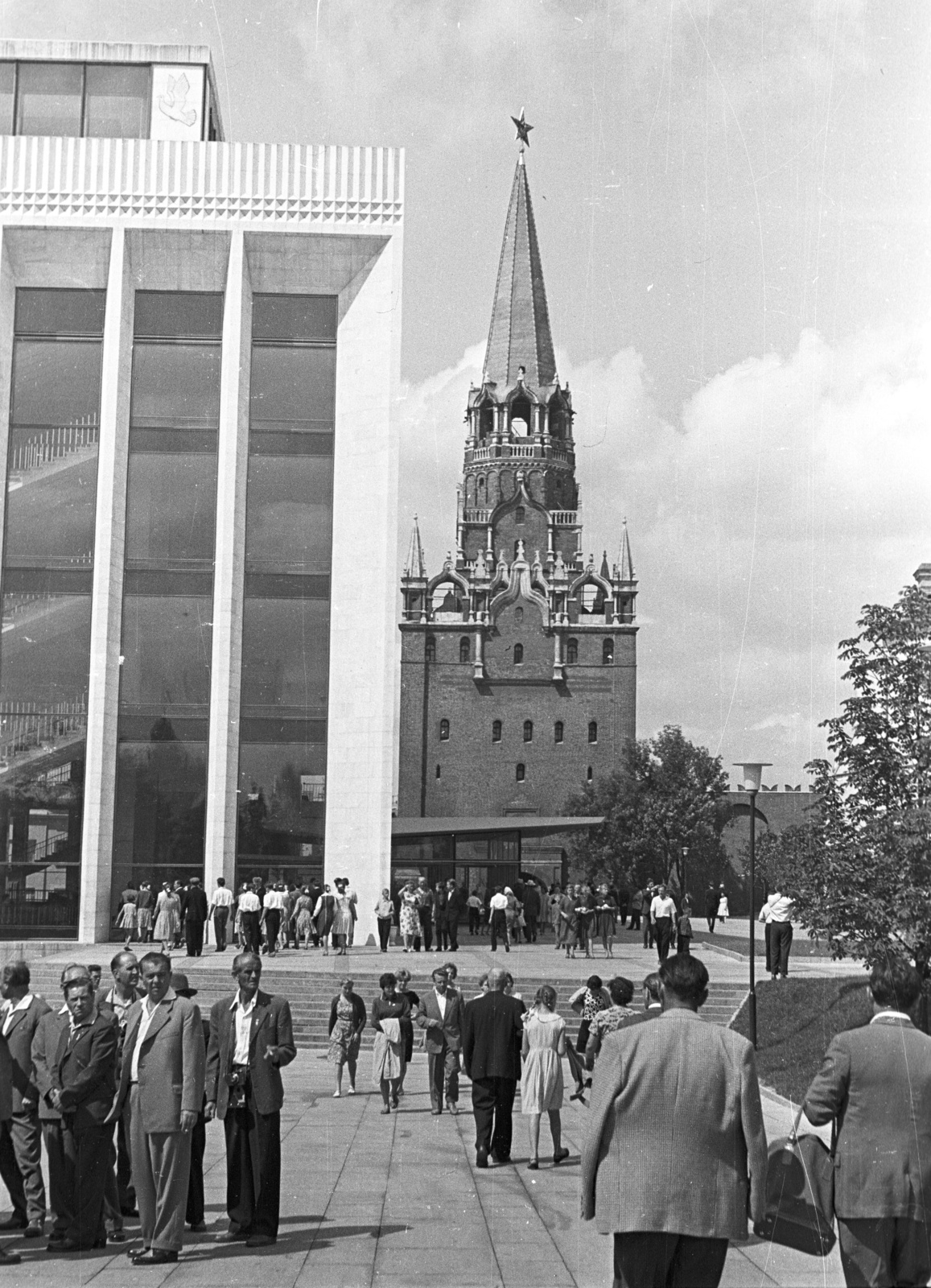 Russia, Moscow, Kreml, balra a Kongresszusi-palota, középen a Szentháromság-torony., 1962, Lencse Zoltán, Soviet Union, tower, modern architecture, Mikhail Posokhin-design, Ashot Mndoyants-design, Yevgeny Stamo-design, Pavel Shteller-design, Aloisio da Milano-design, Fortepan #60881