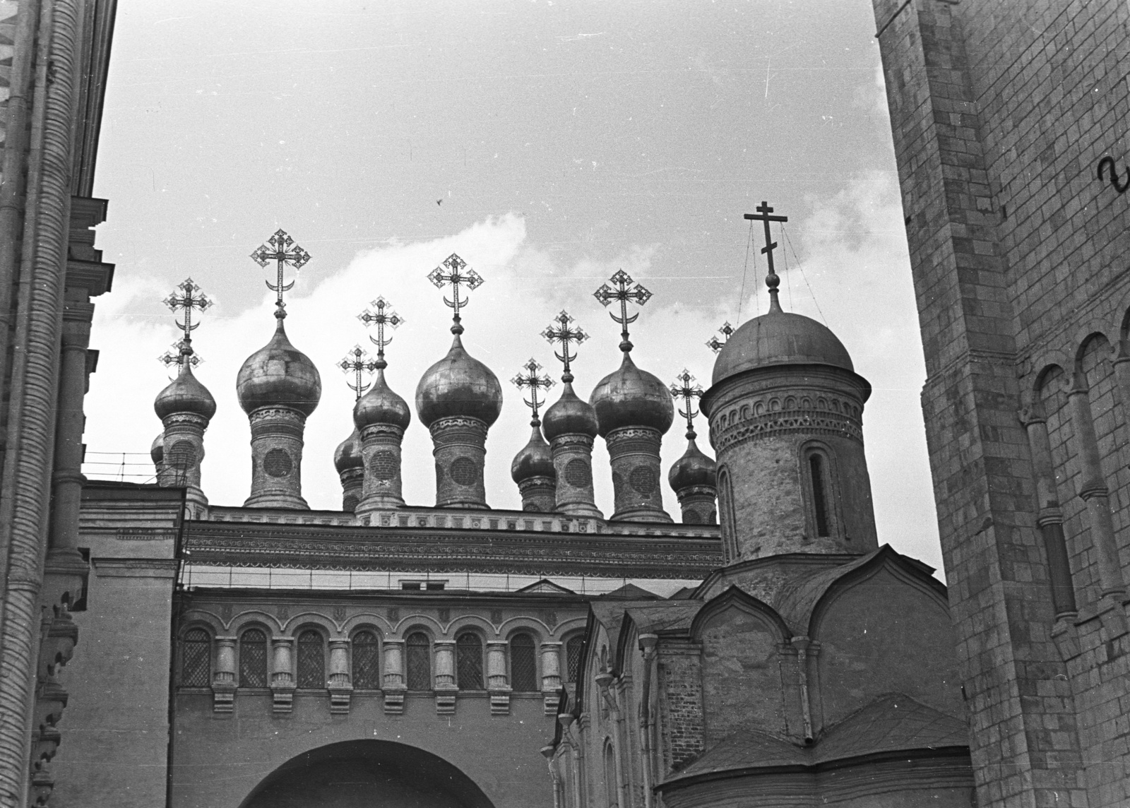Russia, Moscow, Kreml, szemben a Tyerem templom hagymakupolái, előtte jobbra a Rizopolozsenije templom., 1962, Lencse Zoltán, Soviet Union, church, onion dome, Fortepan #60883